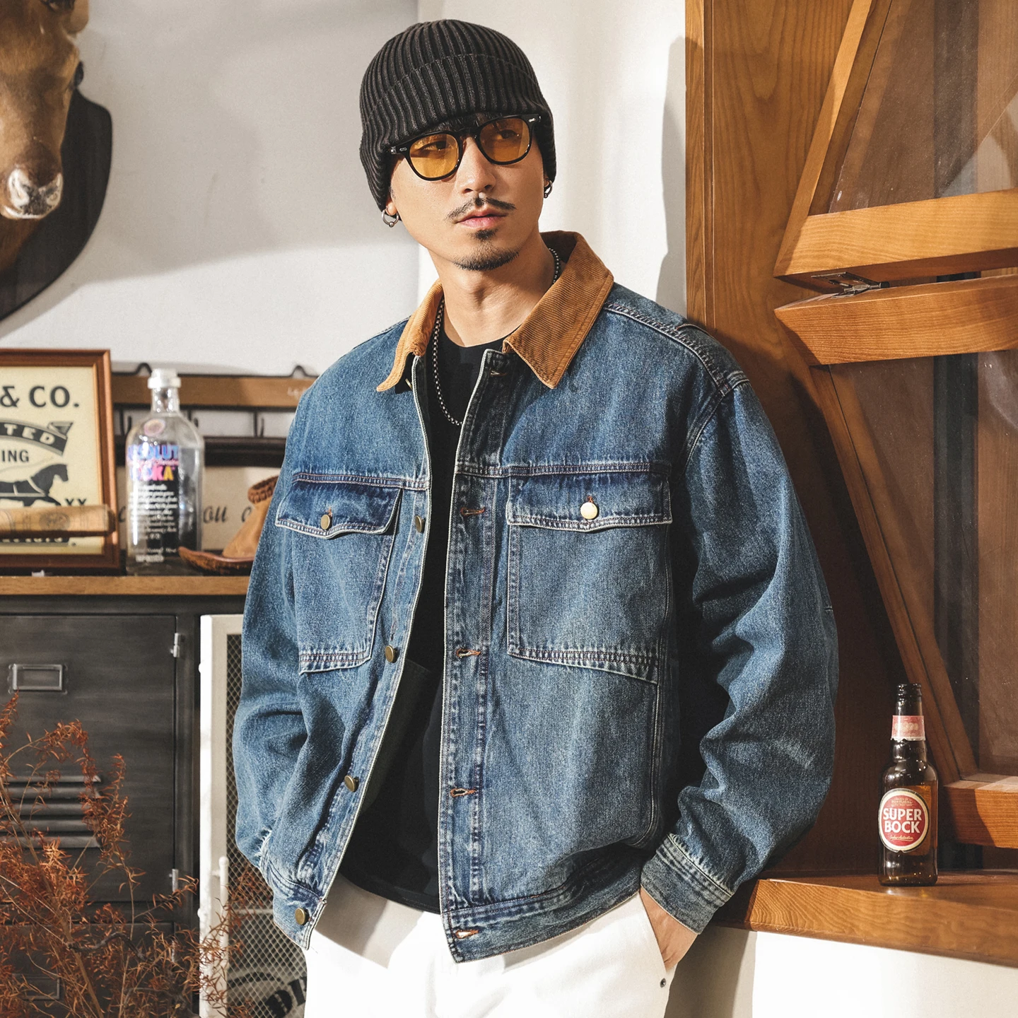 

A classic retro denim jacket for men, a trendy, stylish and loose workwear jacket for spring and autumn