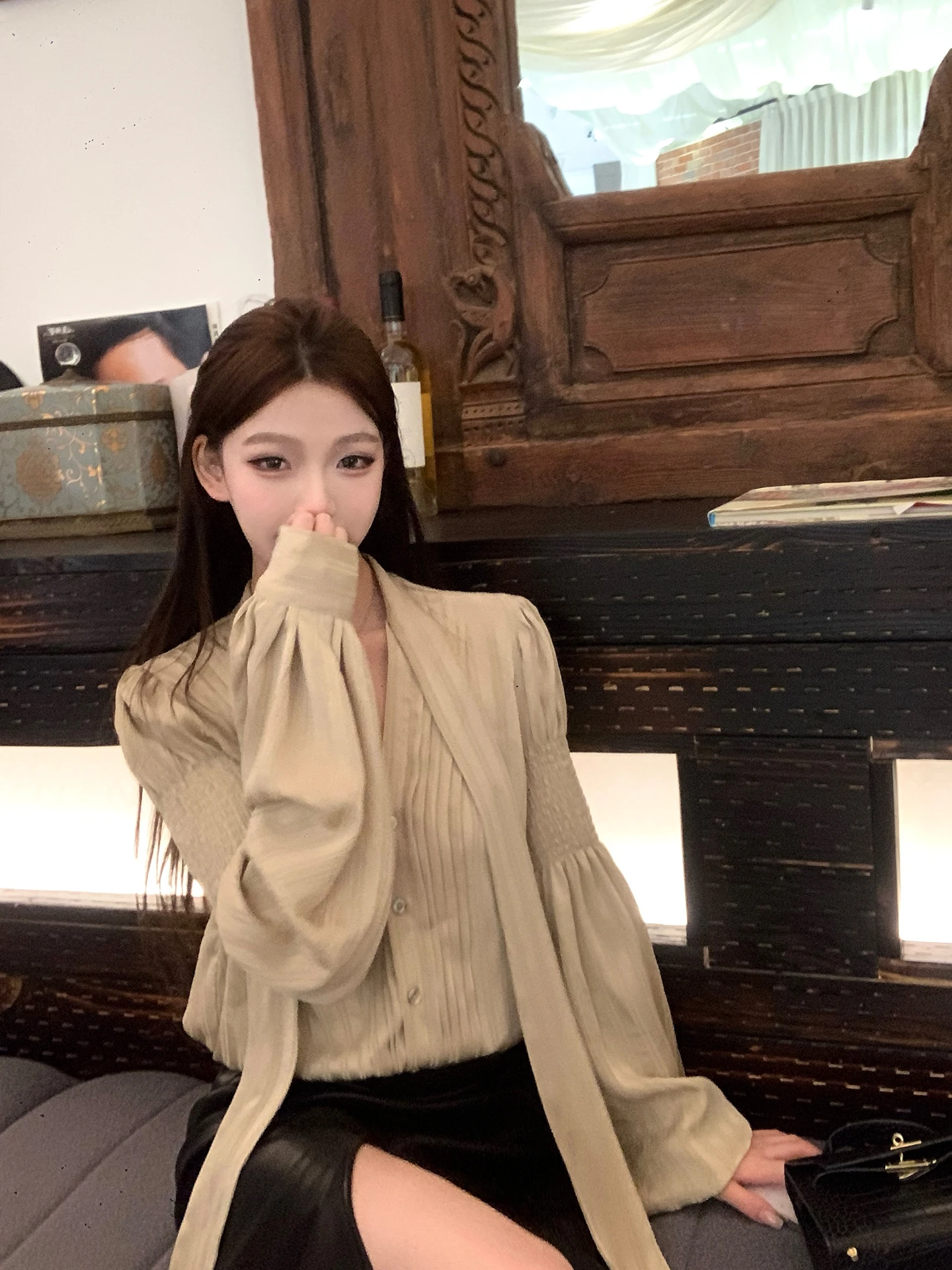 

Новинка! Женская блузка из атласа с V-образным вырезом и шелковой лентой, свободного кроя, с длинным рукавом, повседневная, весенняя, модная, премиум-класса.