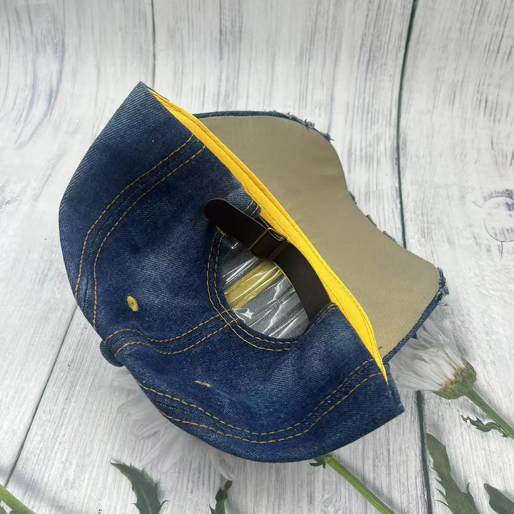 قبعة هدية رائعة بأحرف يونانية من حجر الراين الأبيض DOI