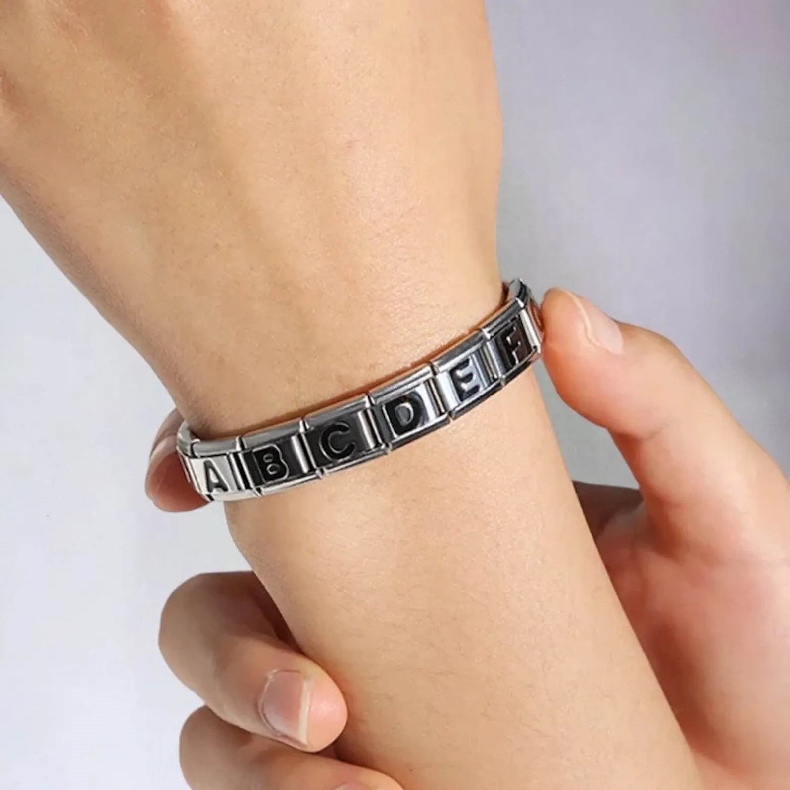 Modischer 26 englischer A-Z-Buchstaben, schwarzer italienischer Link-Charm für 9 mm Edelstahl-Neutral-Armband, DIY-Schmuckherstellung