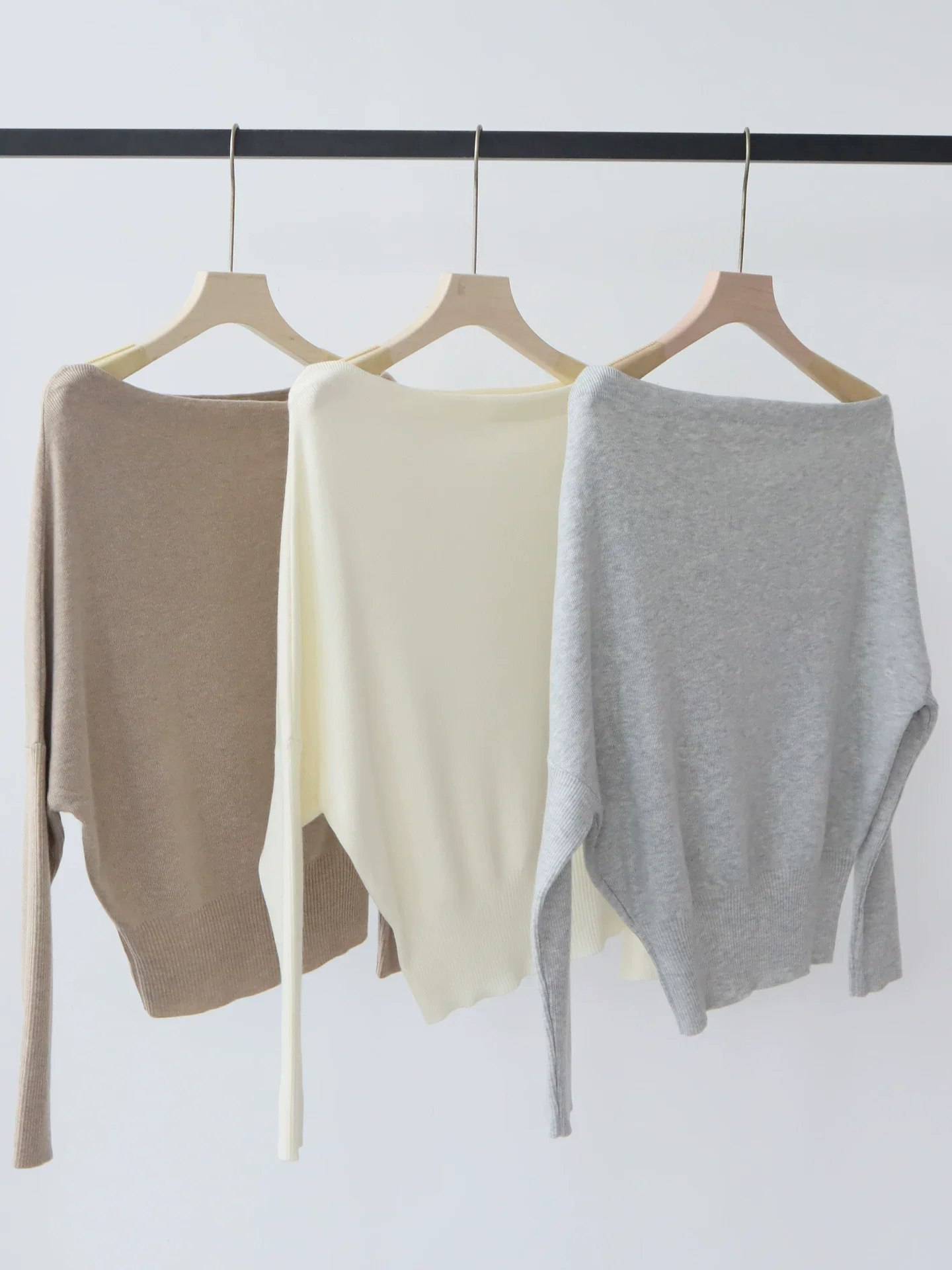 Early Autumn Thin Knitted Shoulder Bared Women's Top Design Sense Loose Waist Inner Match One Word Collar Base Shirt