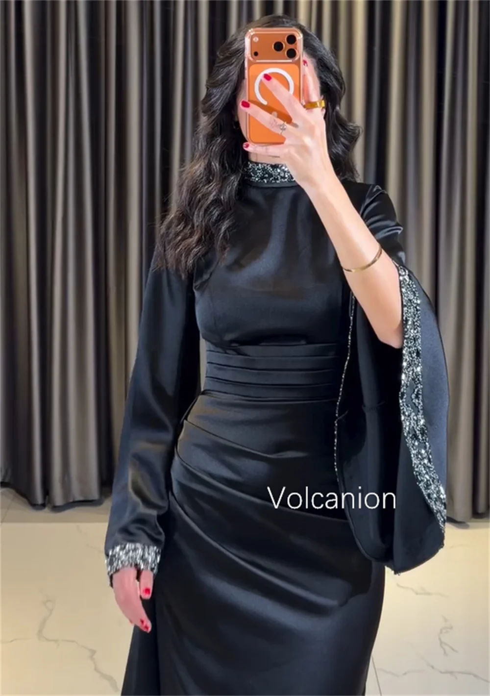 Sukienki na zamówienie z cekinami, plisami i wysokim kołnierzem, o kroju trąbki, wysokiej jakości, ekskluzywne, idealne na specjalne okazje i dla gwiazd.