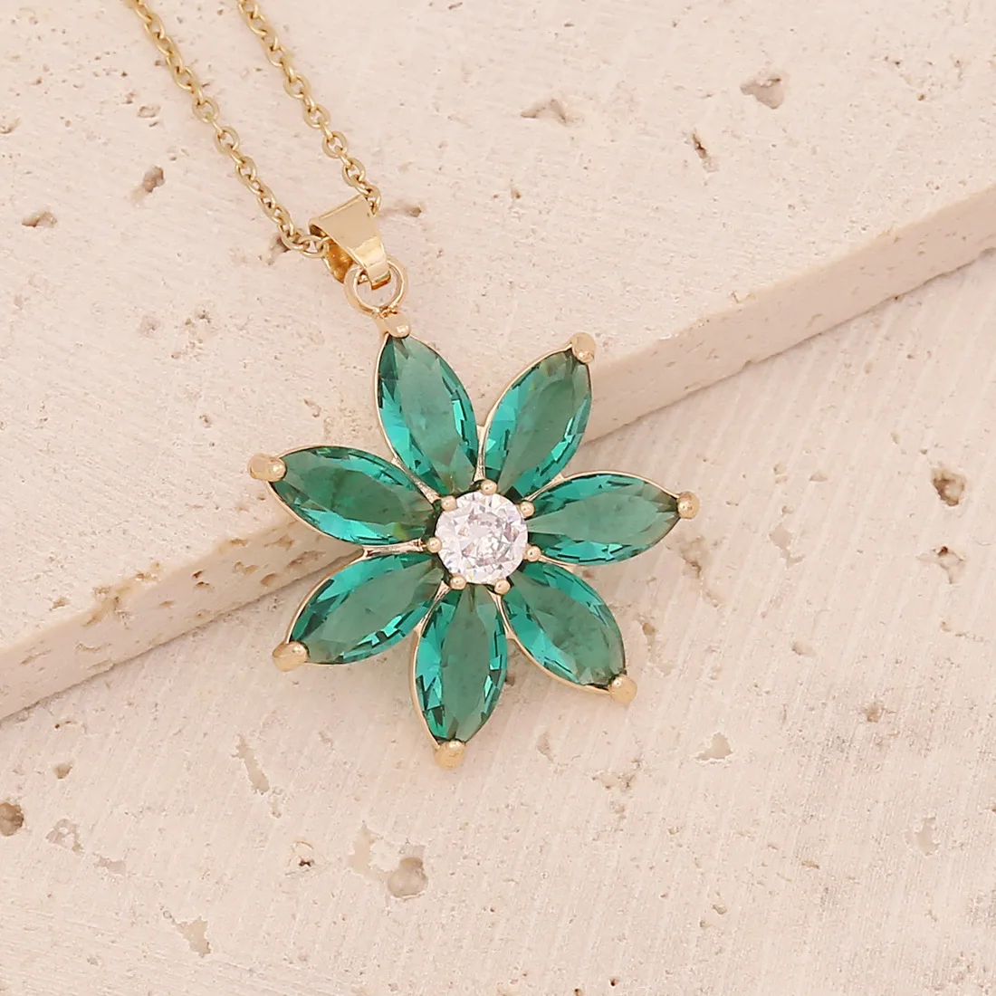 Ethnic Style Fashion Flower Clavicle Necklaces for Women Girls Fashion Emerald Zircon Inlay Pendant Choker Necklace Jewelry Gift