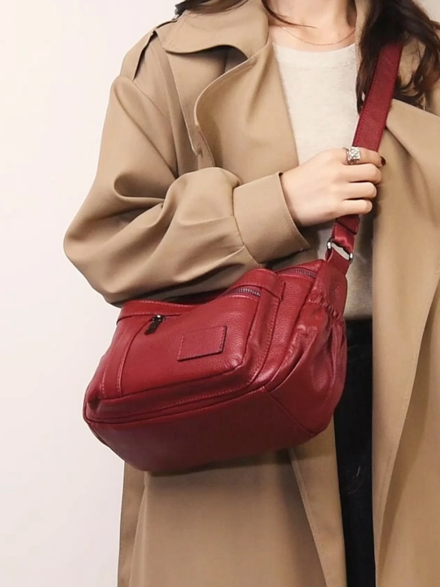 

fashionable genuine leather Crossbody Bags for Men and Women for Daily Commuting minimalist unique Single-Shoulder Bags