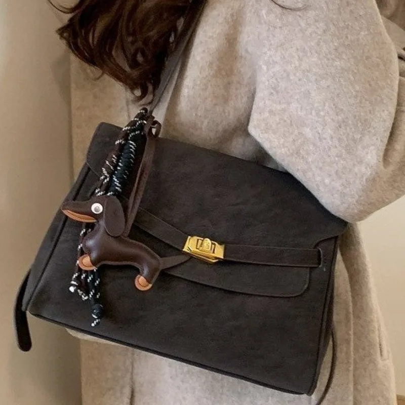 

Graceful Buckled Handbag One Shoulder Cinema Trip Versatile Exquisite Stylish Glamorous Timeless Functional