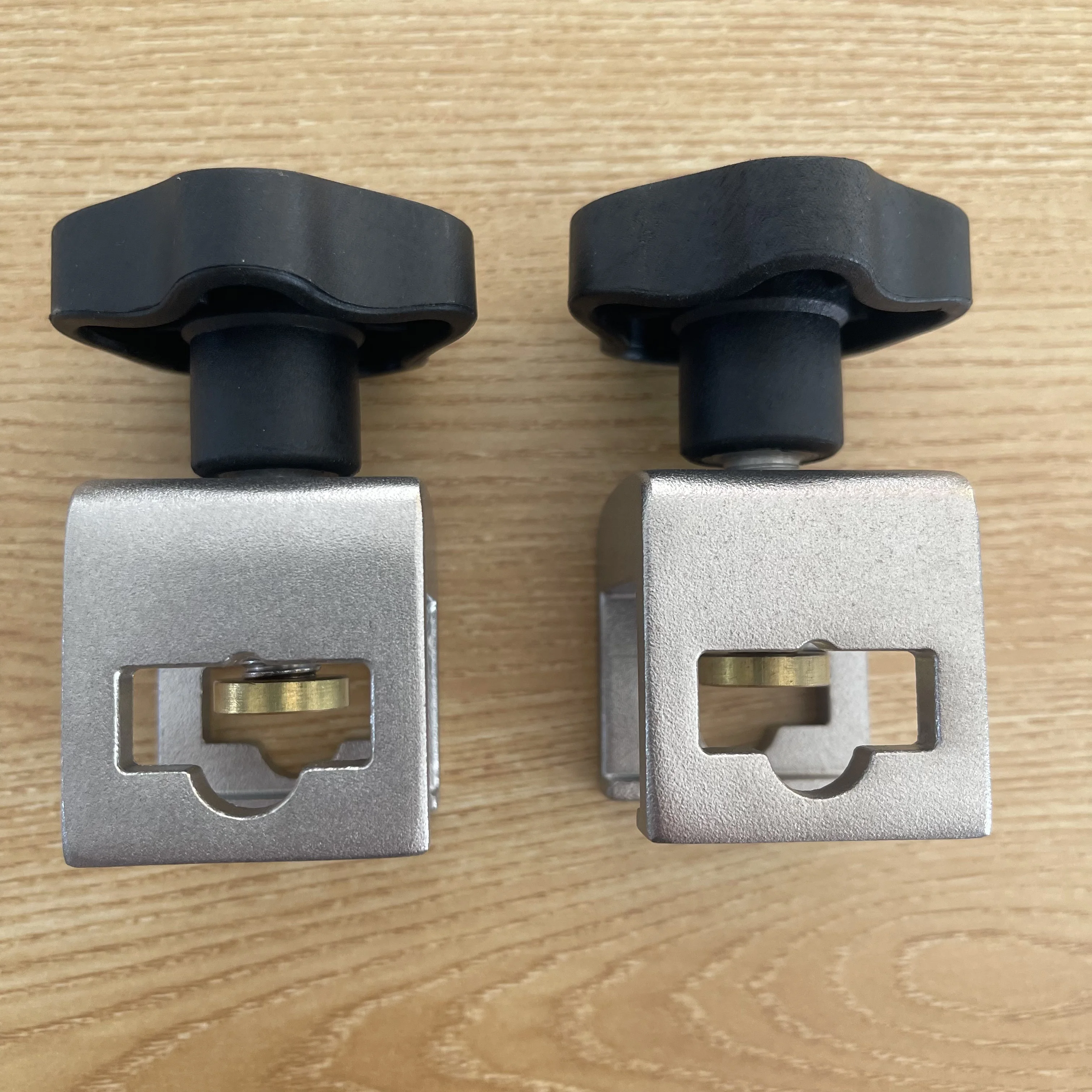 ユニバーサル手術用ベッドレールソケットクランプ、リソトミー用鐙台取り付け用クイックロックステンレススチール製固定具