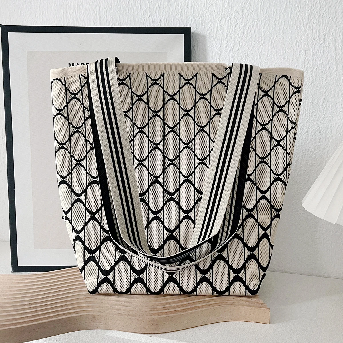 High Quality New Fashion Women Shoulder Bag Black and White Geometric Line Knitted Wavy Tote Bag Large Capacity Plaid Tote Bag