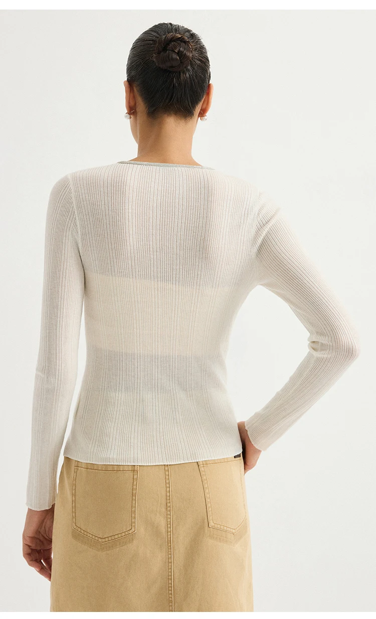 BD3621694 Damen-Pullover mit V-Ausschnitt, figurbetont, aus Naturwollmischung, fein gerippt, langärmelig, mit Metallbesatz, Frühherbst 2026 – Detail 6