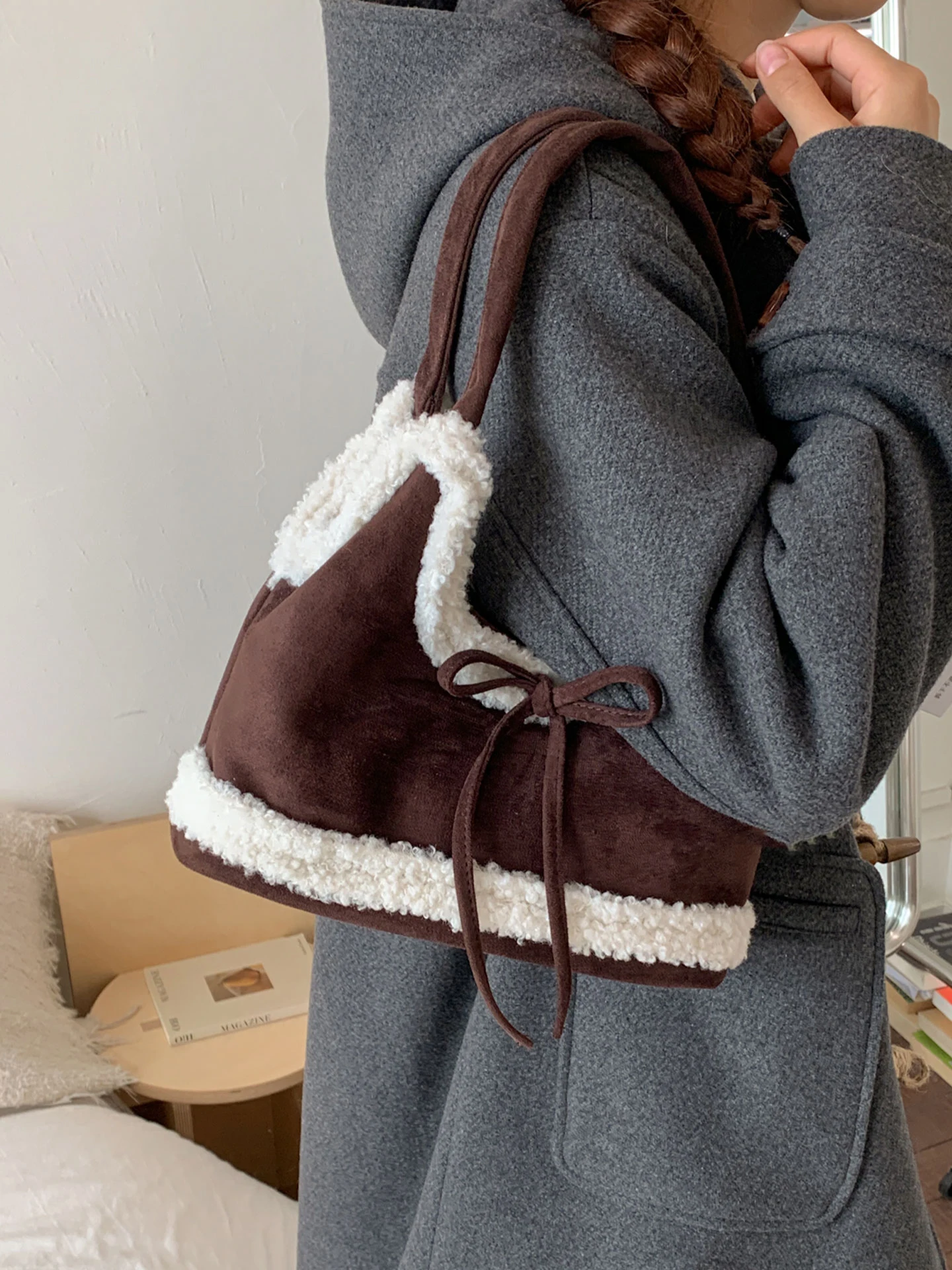 

Лоскутная плюшевая сумка на плечо в стиле ретро, модная универсальная корейская версия, повседневная сумка для подмышек, темпераментная сумка с бантом, новинка