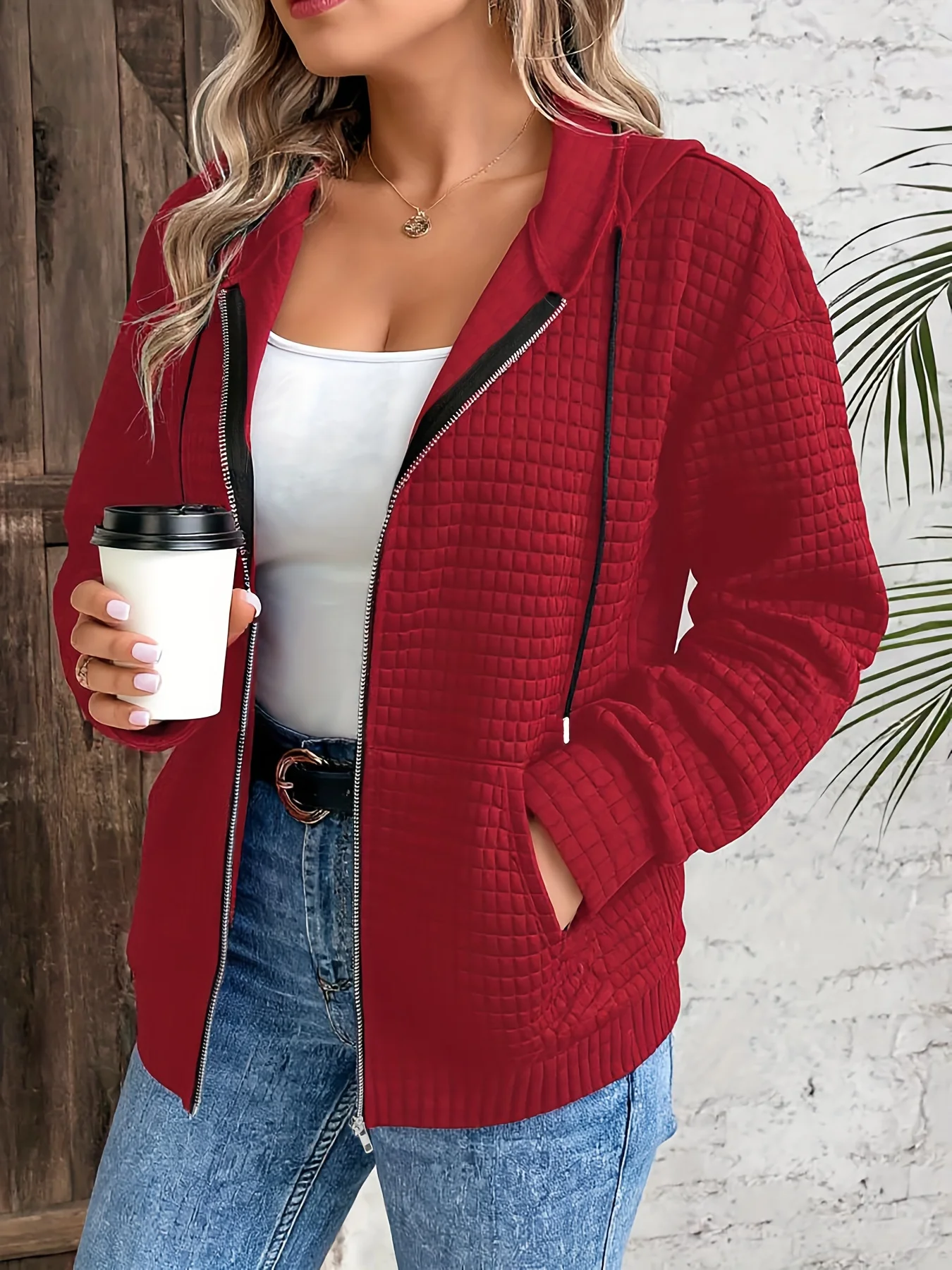 Stilvoller, gesteppter Kapuzenpullover mit Reißverschluss für Damen in großen Größen für mühelosen Alltagsstil. – Detail 6