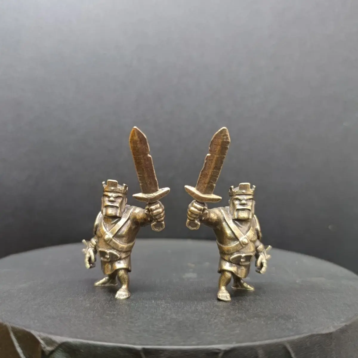 Figurka Wojownika z Mosiądzu - Antycznie Wykończone Rzeźby Postaci z Gier, Kolekcjonerska Miniatura do Ekspozycji na Biurko i Półce