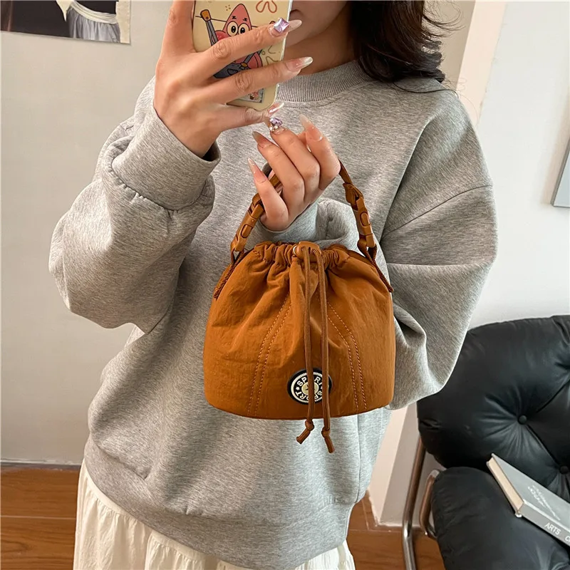 

Эксклюзивная женская сумка через плечо 2025 года — миниатюрная сумка-ведро на шнурке, компактная сумка для телефона, легкая водонепроницаемая сумка