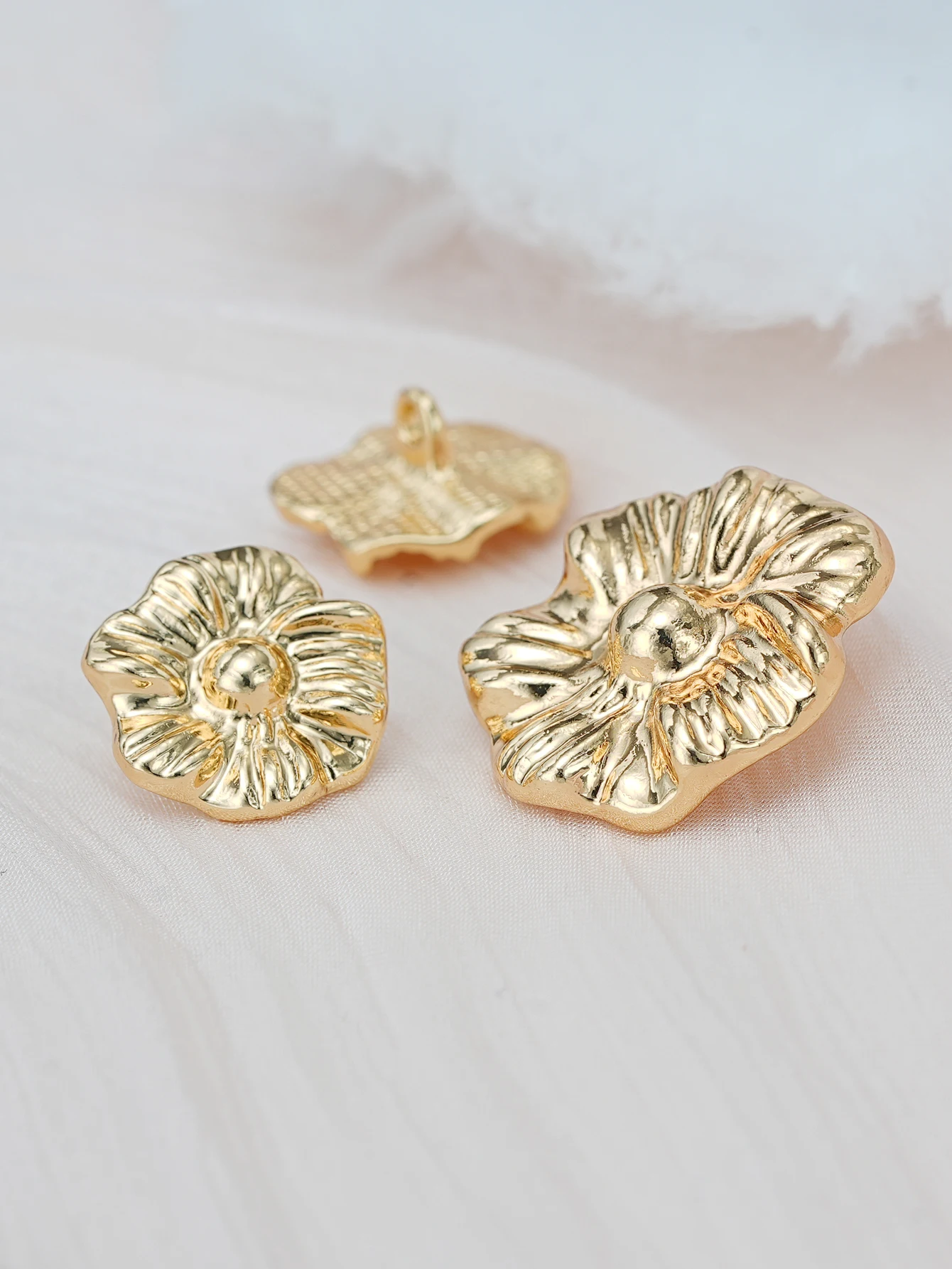 

10Pcs Beautiful Gold Color Shank Buttons Zinc Alloy Flower Shape Buttons Women's Sweater Coat Accessories