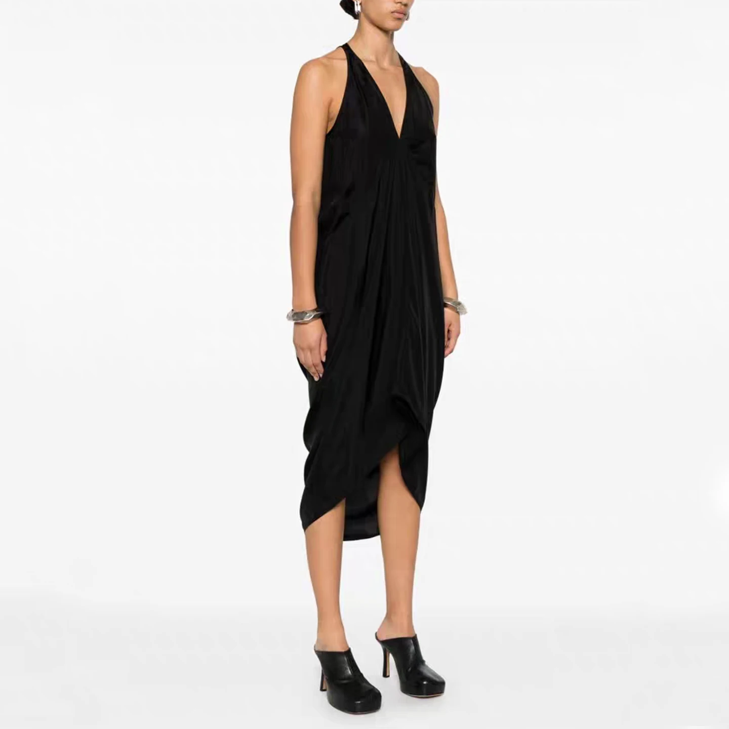 

Женское тонкое однотонное платье свободного кроя с V-образным вырезом и складками для повседневной носки весна-лето