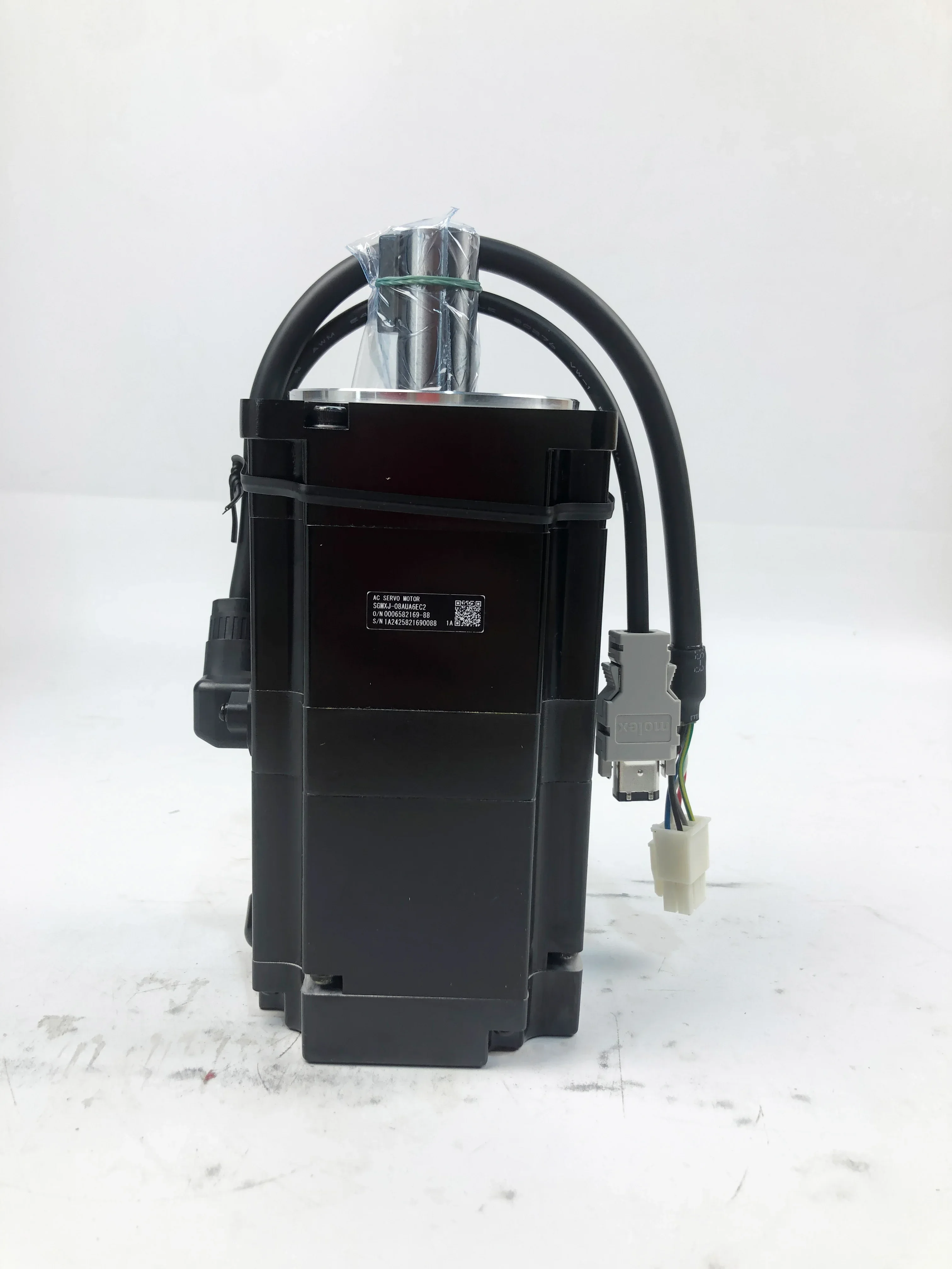 

Оригинальный серводвигатель переменного тока Yaskawa мощностью 750 Вт с тормозом, подходящий для режущего станка 1-3 кВт.