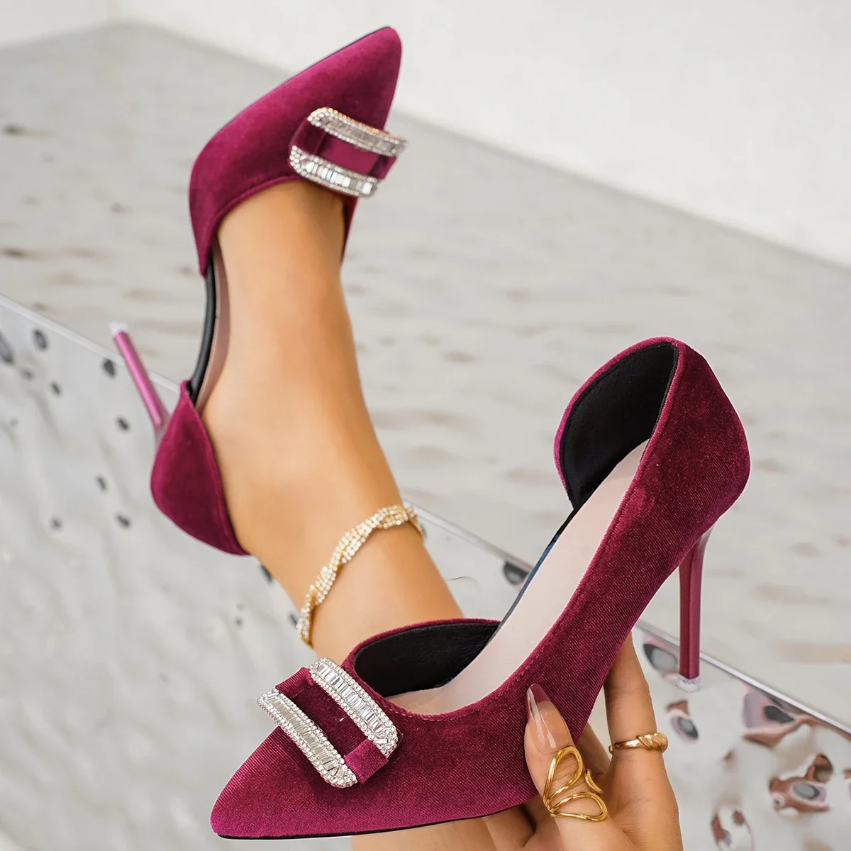Damskie szpilki 2025 seksowne z cyrkoniami, szpiczaste, na imprezę, niskie obcasy, wygodne czółenka, buty ślubne, damskie zapatos de mujer