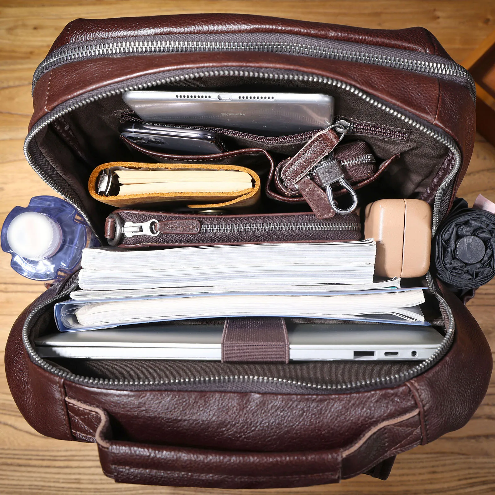 Lässiger Echtleder-Rucksack für Herren, Laptop-Tasche für Männer, Reisetasche aus hochwertigem Rindsleder, modischer Preppy-Stil. – Detail 24