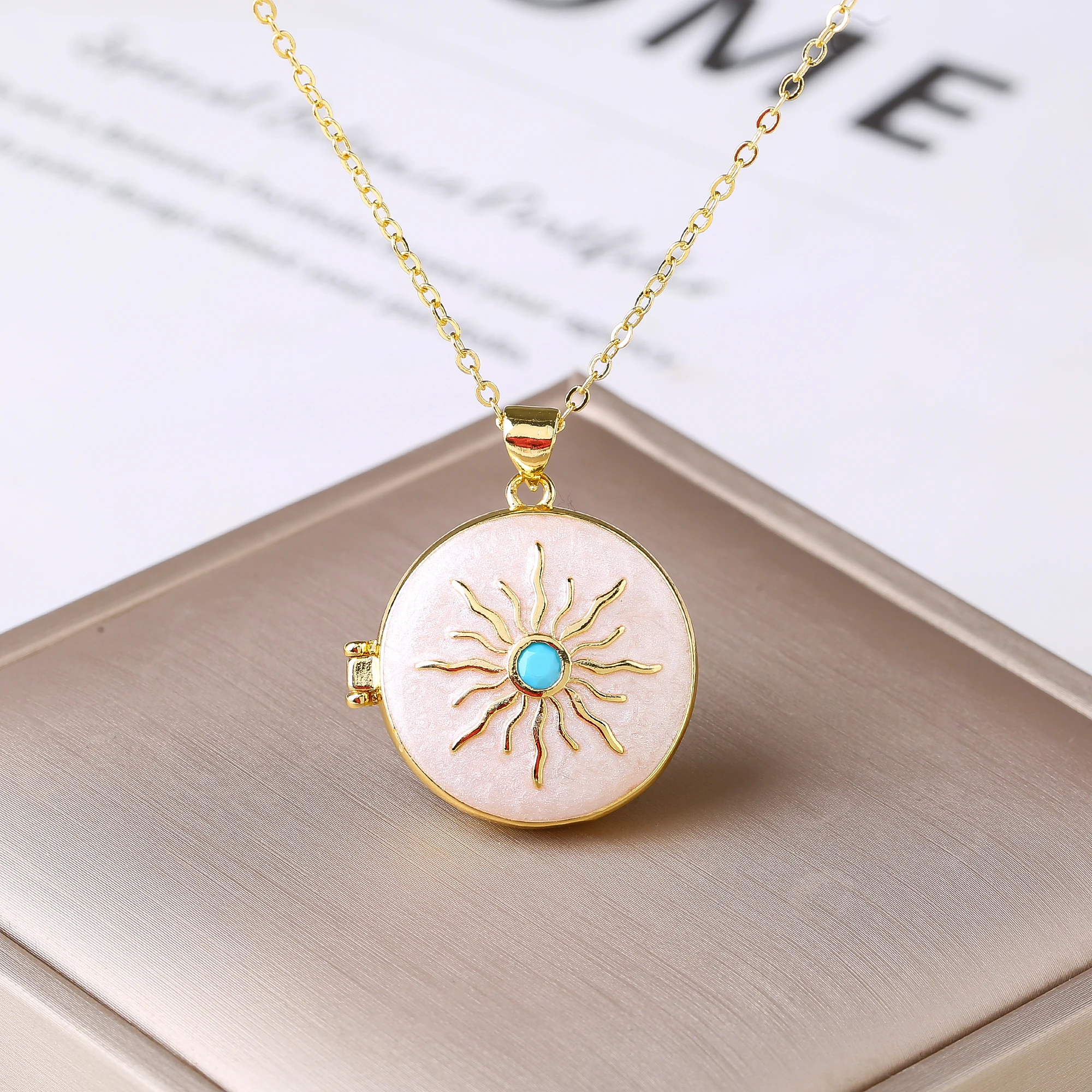 Creative Round Metal Enamel Art Openable Photo Frame Sun Pendant Necklace Luxury For Women Girls Vintage Party Jewelry Souvenir