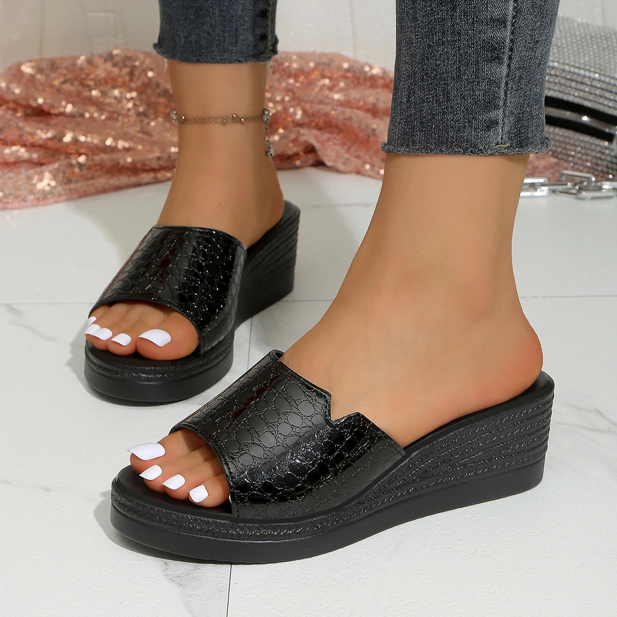 Vintage Nieten-Verzierte Keilsandalen für Damen 2026 Sommer High Heels Plateau-Sandalen Übergröße 43 Knöchelriemen Strandschuhe