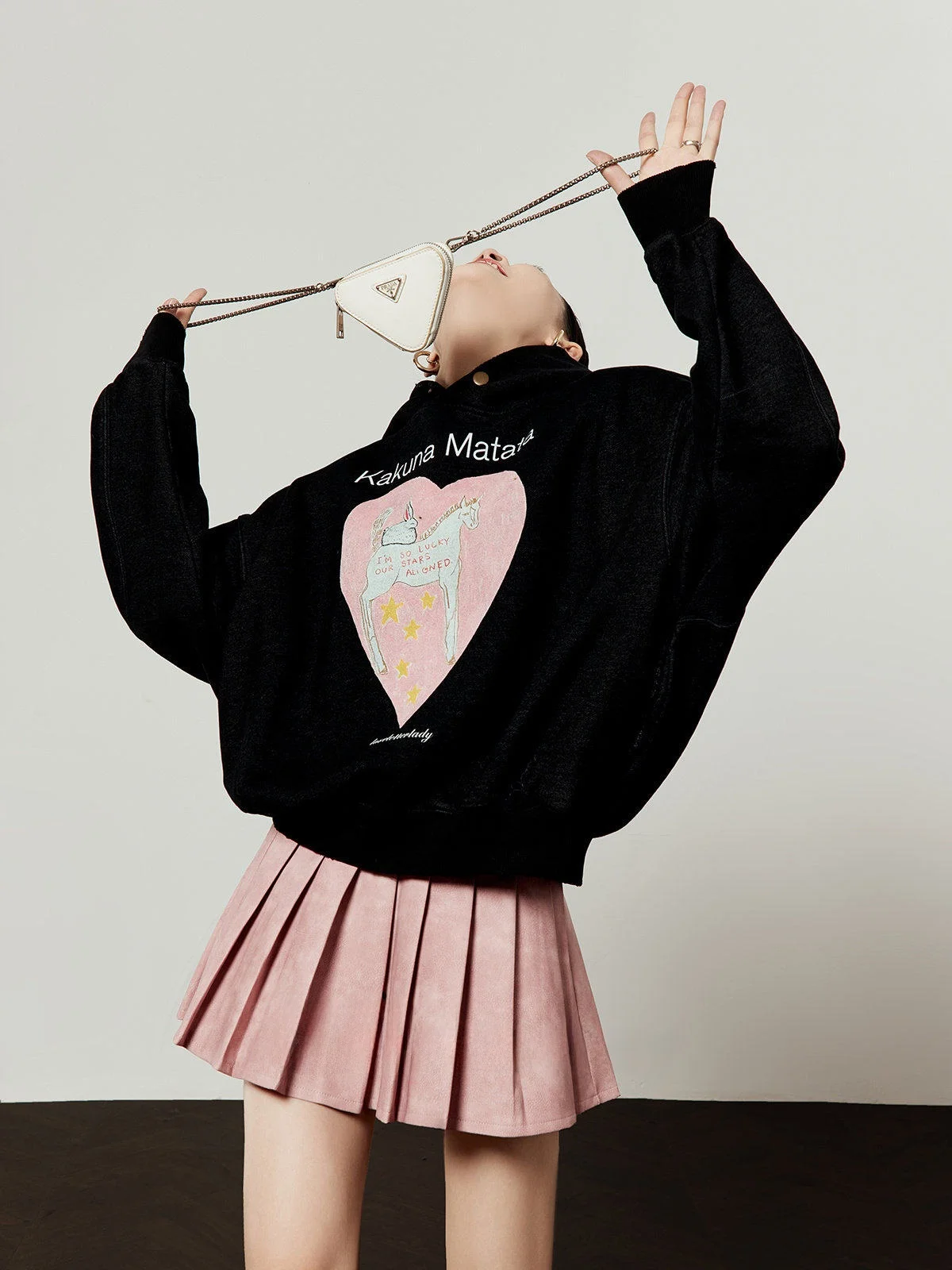 

Женская толстовка с капюшоном на флисовой подкладке, черно-розовый принт с сердечками, новинка весенней коллекции, удобный крой, длинный рукав, повседневная уличная одежда