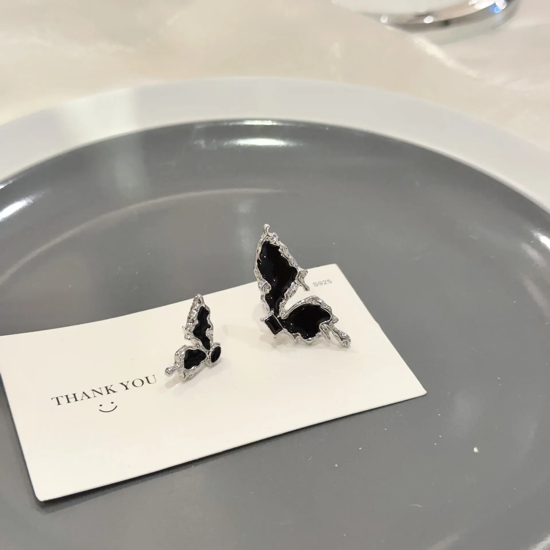 فاسق غير المتماثلة الأسود فراشة قرط الاذن المرصع للنساء مبالغ فيها مزاجه الزفاف مجوهرات باردة بالجملة Brincos فتاة هدية