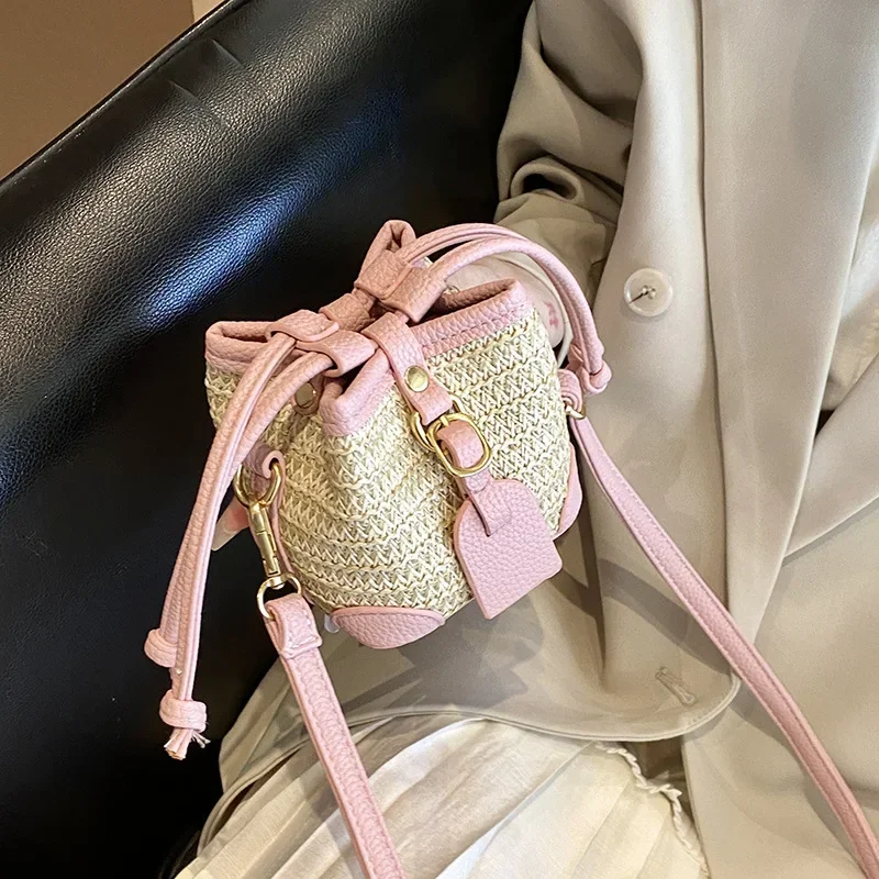 

Роскошная женская брендовая сумка через плечо из искусственной кожи и соломы в стиле пэчворк, повседневная маленькая ведро на шнурке, летняя пляжная сумка на плечо для отдыха