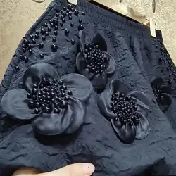 Calção feminina ponto flor com pérolas frisadas, calça preta de perna larga, cintura elástica, calças curtas, verão, 2024