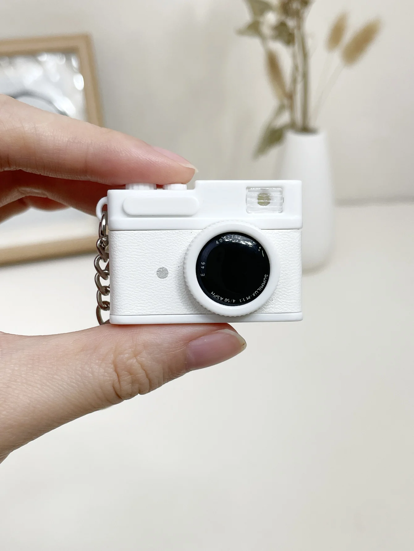 Keychain Vintage Camera: The Perfect Blend of Nostalgia and Functionality for Everyday Carry
