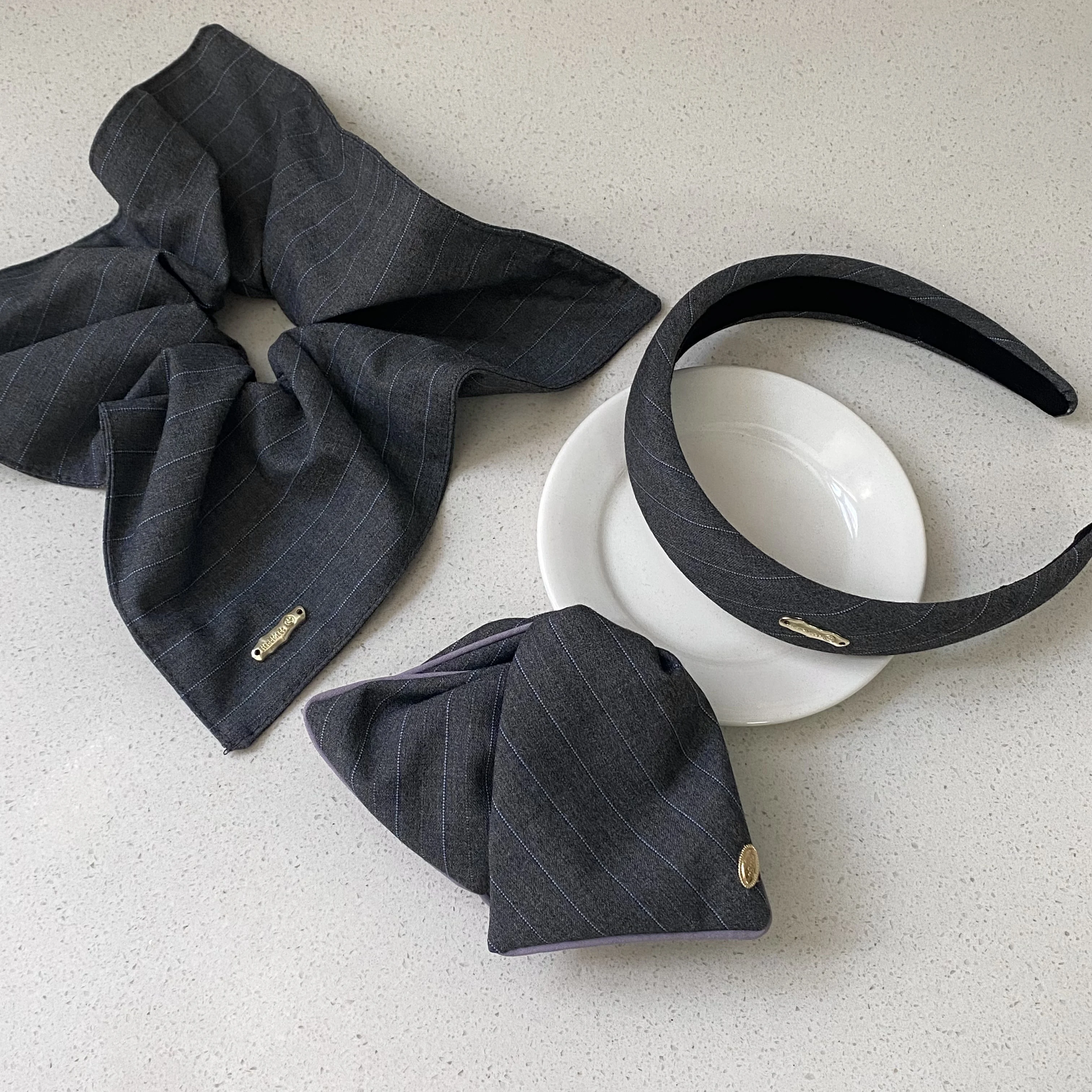 1-teiliges grau gestreiftes Haar-Accessoire-Set, elegantes Stirnband und Haargummis, stilvolle Haardekoration für Frauen – Detail 3