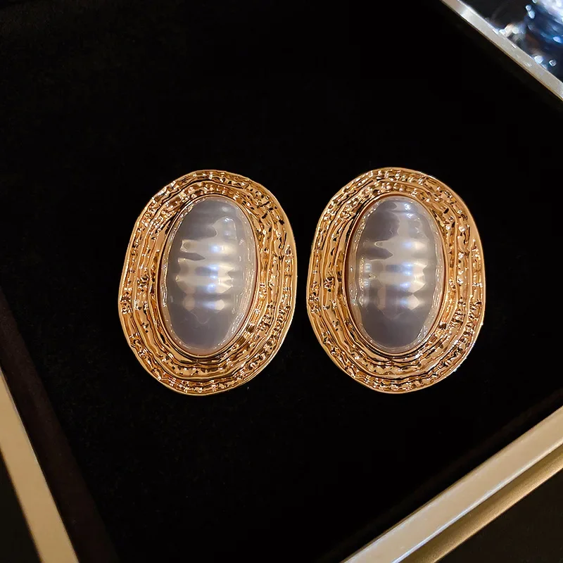 Ruffled Stripes Oval Pearl Earrings for Women Vintage Fashion High Sense Stud Earrings Personality Exaggerated Jewelry Gift