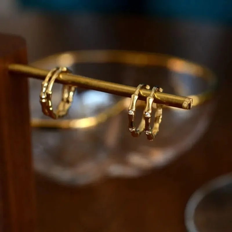 Orecchini di bambù lucidi freschi per le donne orecchini a cerchio intarsiati con diamanti in stile cinese di lusso leggero adatti per gioielli da indossare ogni giorno