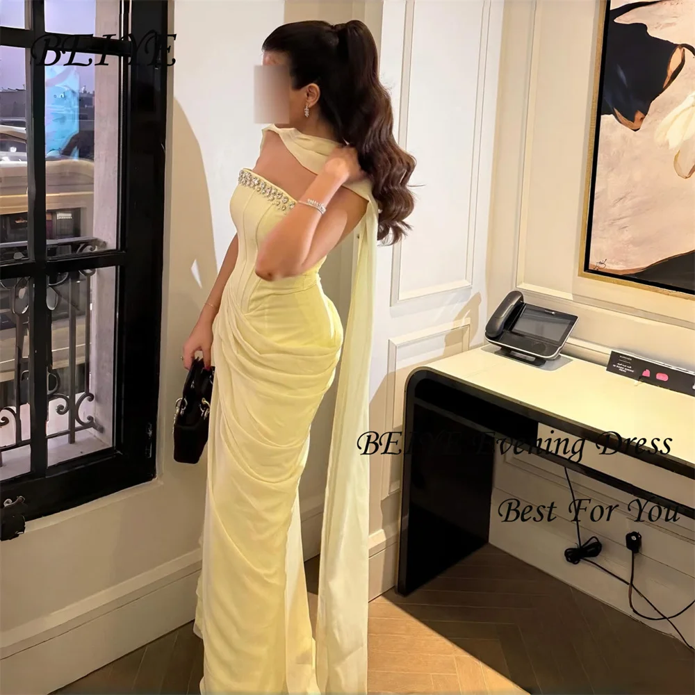 BEIYE charmante robe de soirée fourreau jaune 2026 strass bretelles en mousseline de soie plissée robe de soirée personnalisée فساتmaveraات