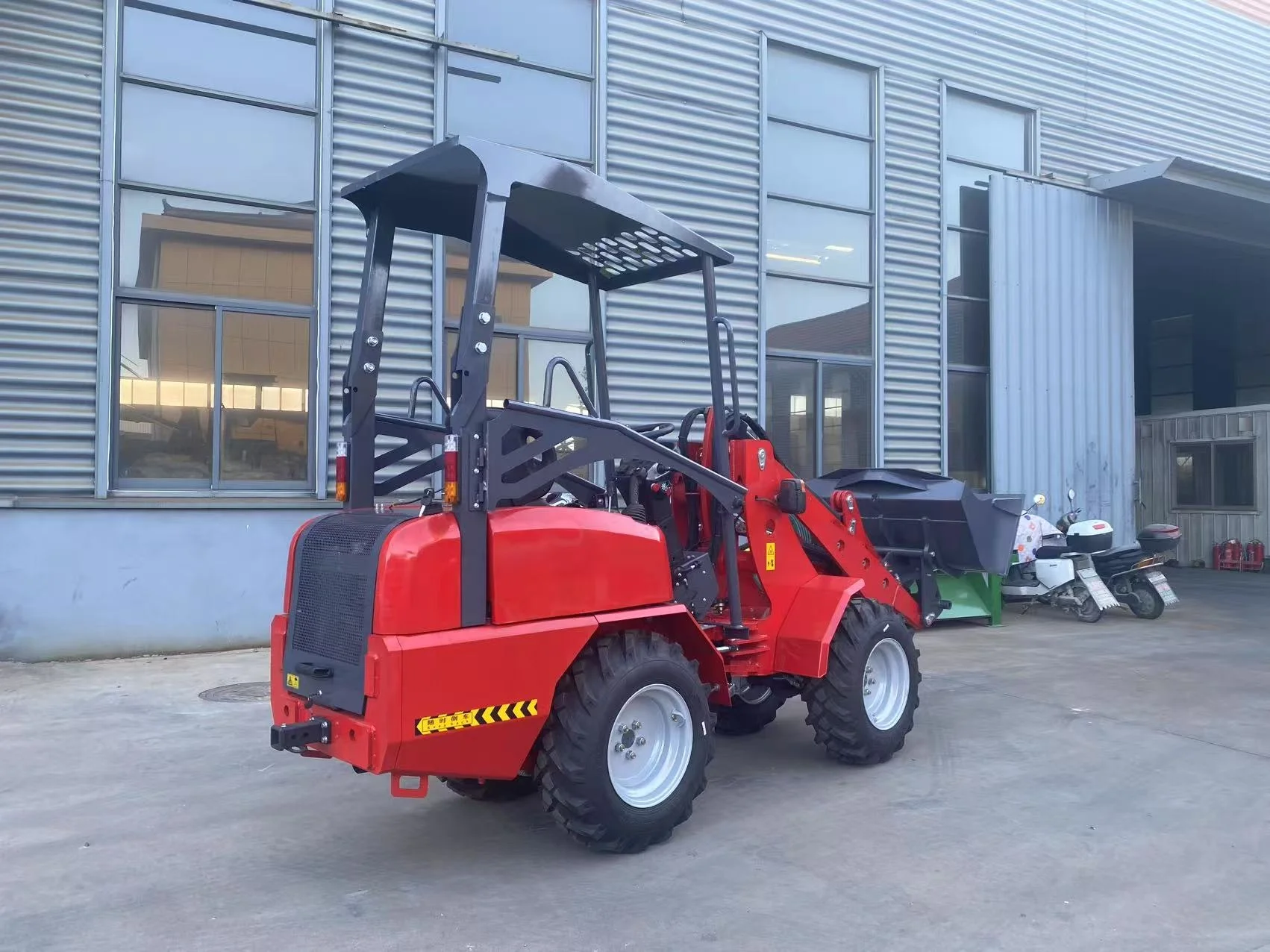 Mini-Lader 1000 kg Kostenloser Versand Frontlader 4×4 Räder Baggerlader All Terrain Skidsteel-Lader Kleiner Lader 4 Räder