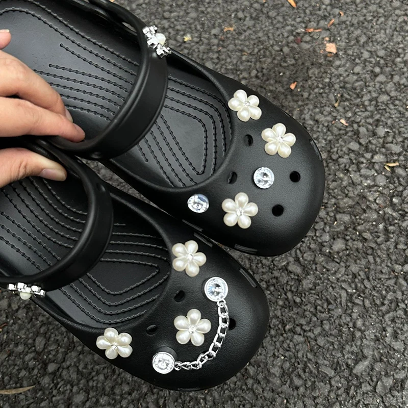 Modische Kristallblumen-Clogs für Damen 2026 – EVA Weichsohlen-Hohlschuhe mit niedlichem Ballett-Lochdesign, Metallkette, DIY Sommer-Sandalen