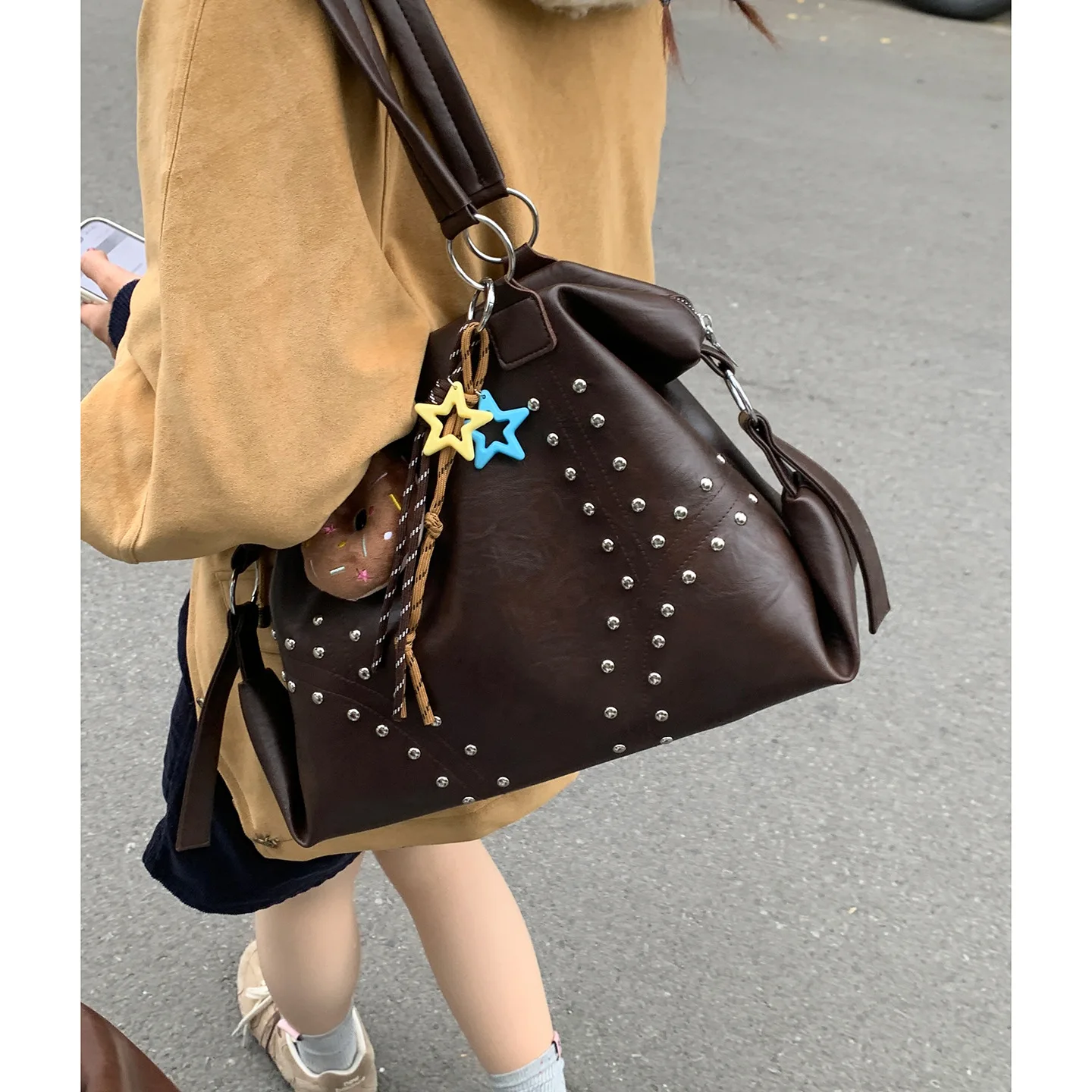 

Autumn/Winter Vintage Large Capacity Rivet Shoulder Bag for Women 2025 New Simple Casual Tote Bag Underarm Travel Bag