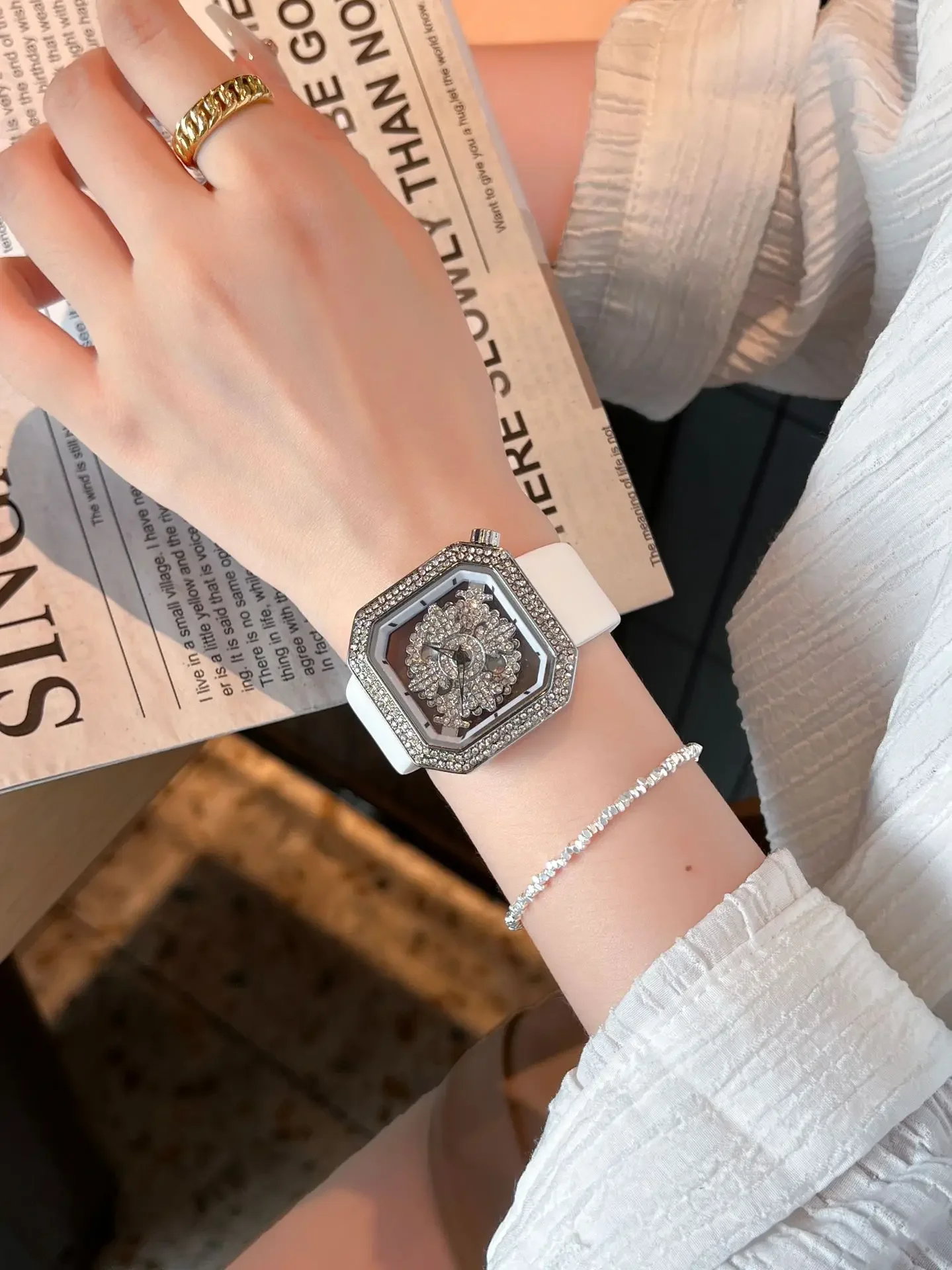 Full Diamond Unique Quare Rotatable Dial Design Bracelet Gold Watch Women Quartz Luxury Watches Ladies Clock AAA Watch Reloj