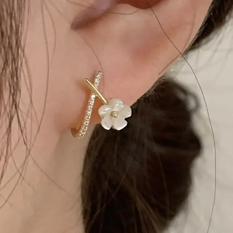 New Acrylic White Flower Stud Earrings for Women Trendy X Shape Earrings Rhinestones Twist Metal Party Sweet Jewelry Girls Gift