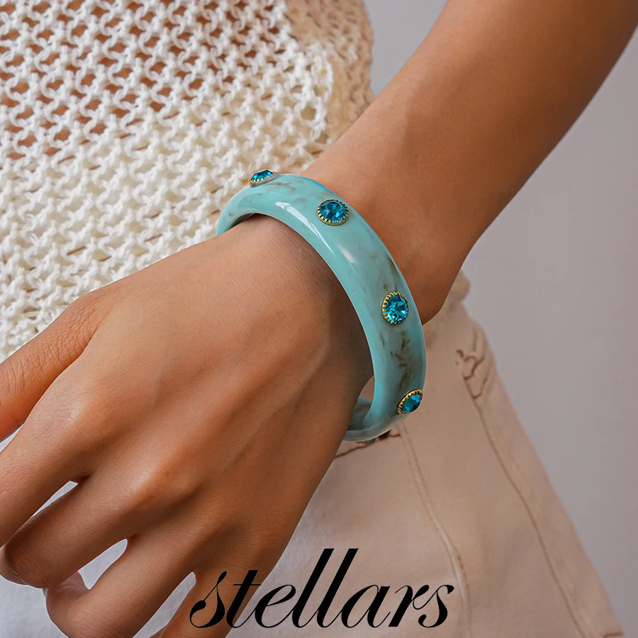 

Fashionable Minimalist Acrylic Rhinestone Geometric Blue Bracelet Niche Luxe High-End Accessory for Stylish Women