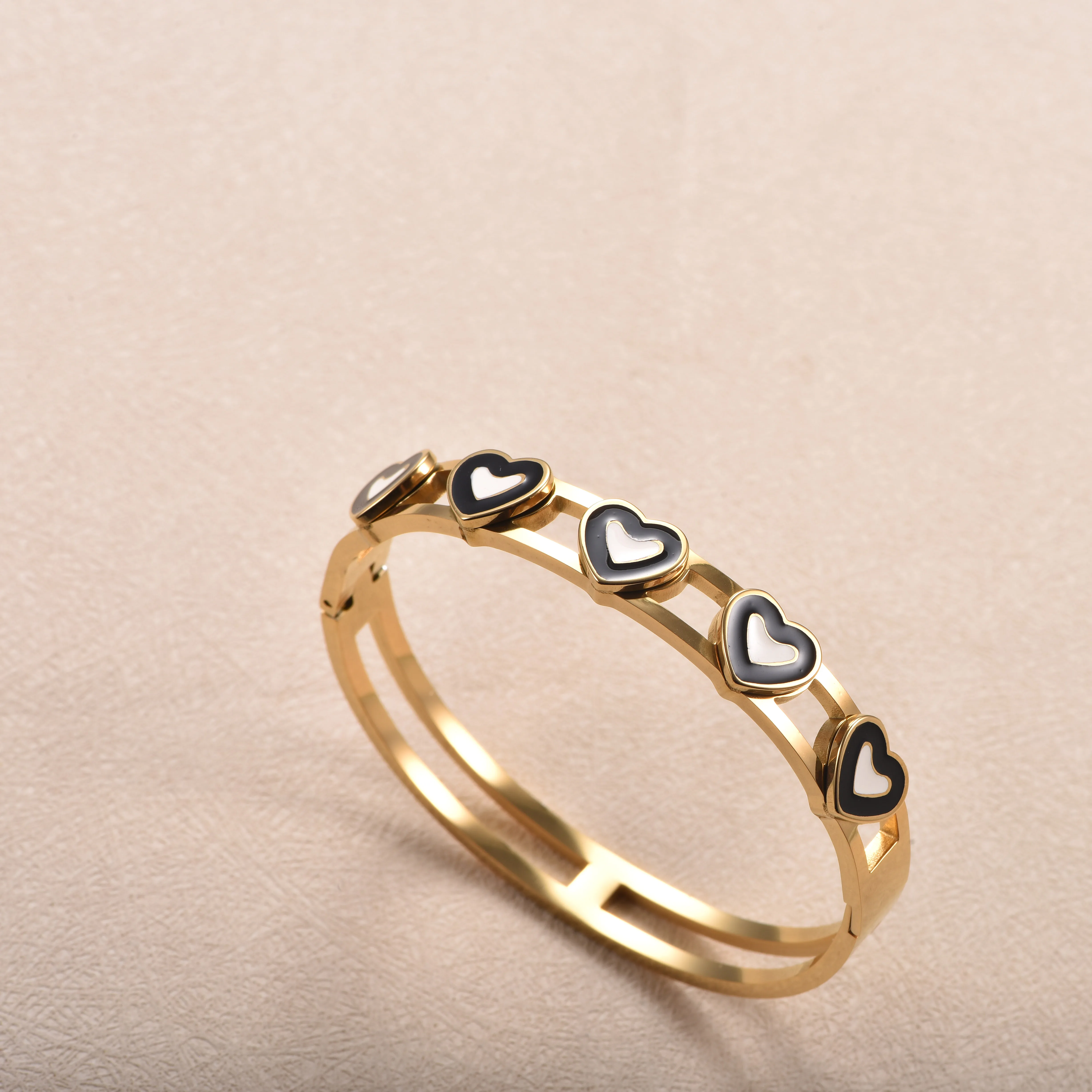 18K vergoldeter Edelstahl-Armreif für Damen, hohles, doppellagiges Emaille-Herz-Manschettenarmband, wasserdichter Schmuck, Geschenk – Detail 2