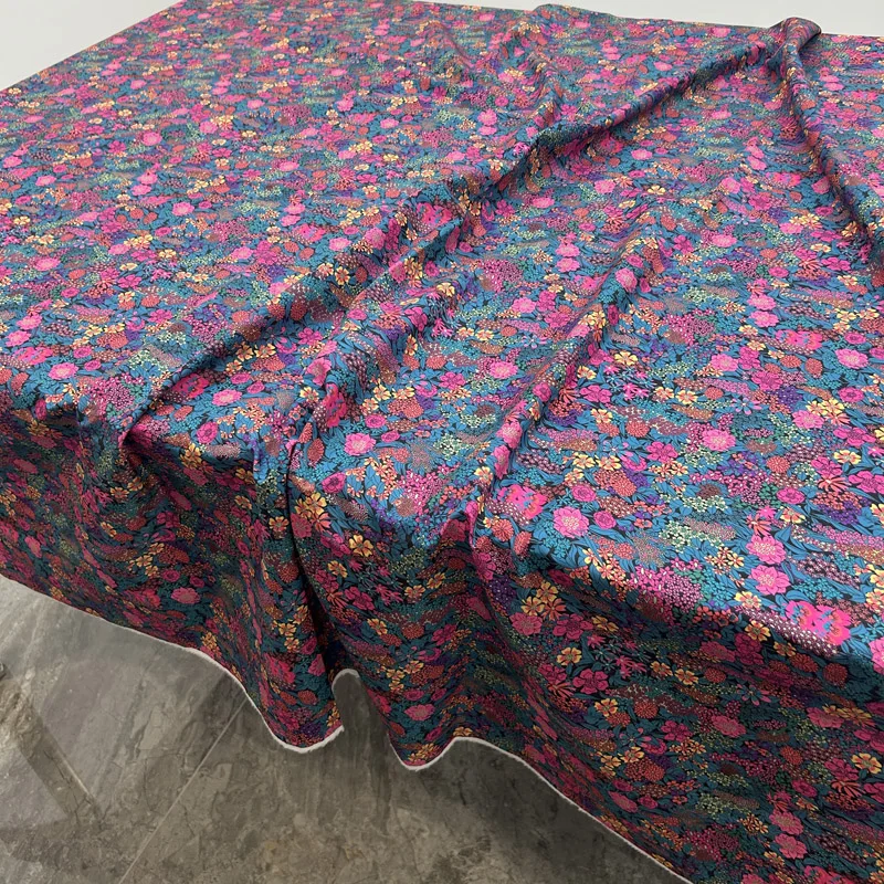 نسيج قطني مزين بالزهور بألوان نابضة بالحياة مقطوعة مسبقًا، نسيج قطني مطبوع عليه زهور نبات البوبلين لمشاريع المفروشات الناعمة ذاتية الصنع