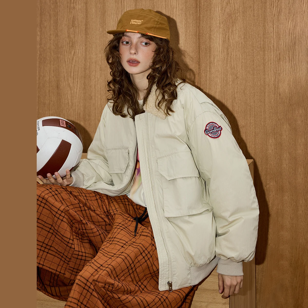 เสื้อพาร์กาผู้หญิงแบบวินเทจ ปี 2025  ขนเป็ด 90%  ดีไซน์ปกเสื้อแบบดั้งเดิม  เสื้อแจ็คเก็ตพัฟเฟอร์ทรงเรโทร  แบบเย็บติดกัน  ทรงหลวมพอดีตัว  เสื้อคลุมคุณภาพพรีเมียม