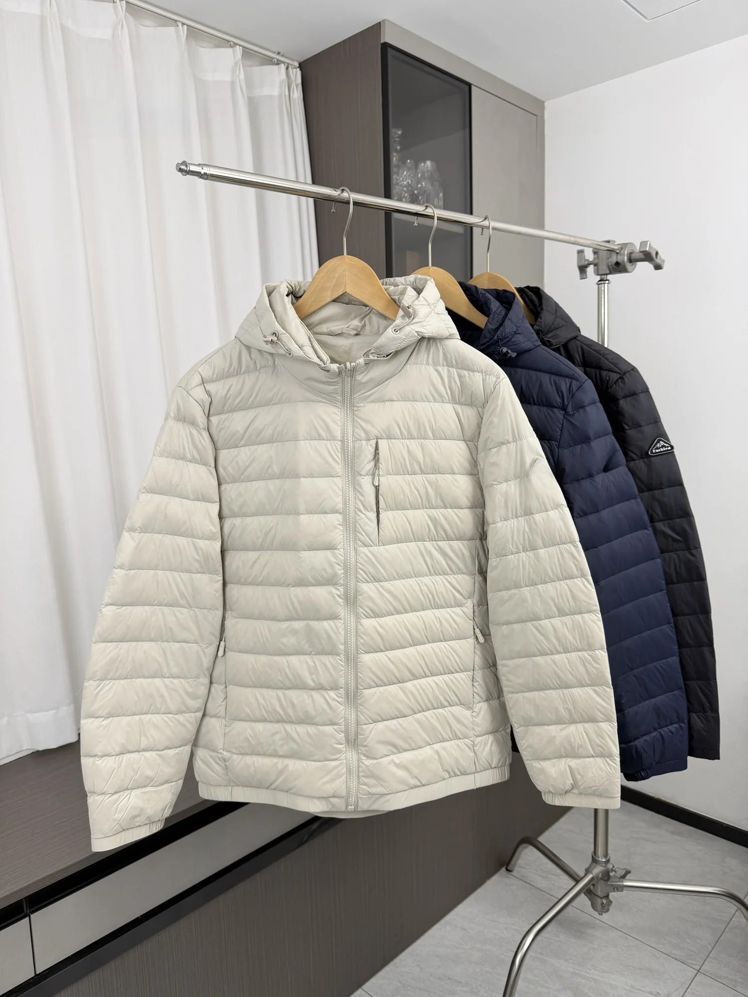 Double-Sided Wearable Lightweight Detachable Hooded Men's down Jacket Warmth Isolation Zipper Closure Long Sleeve Regular Fit