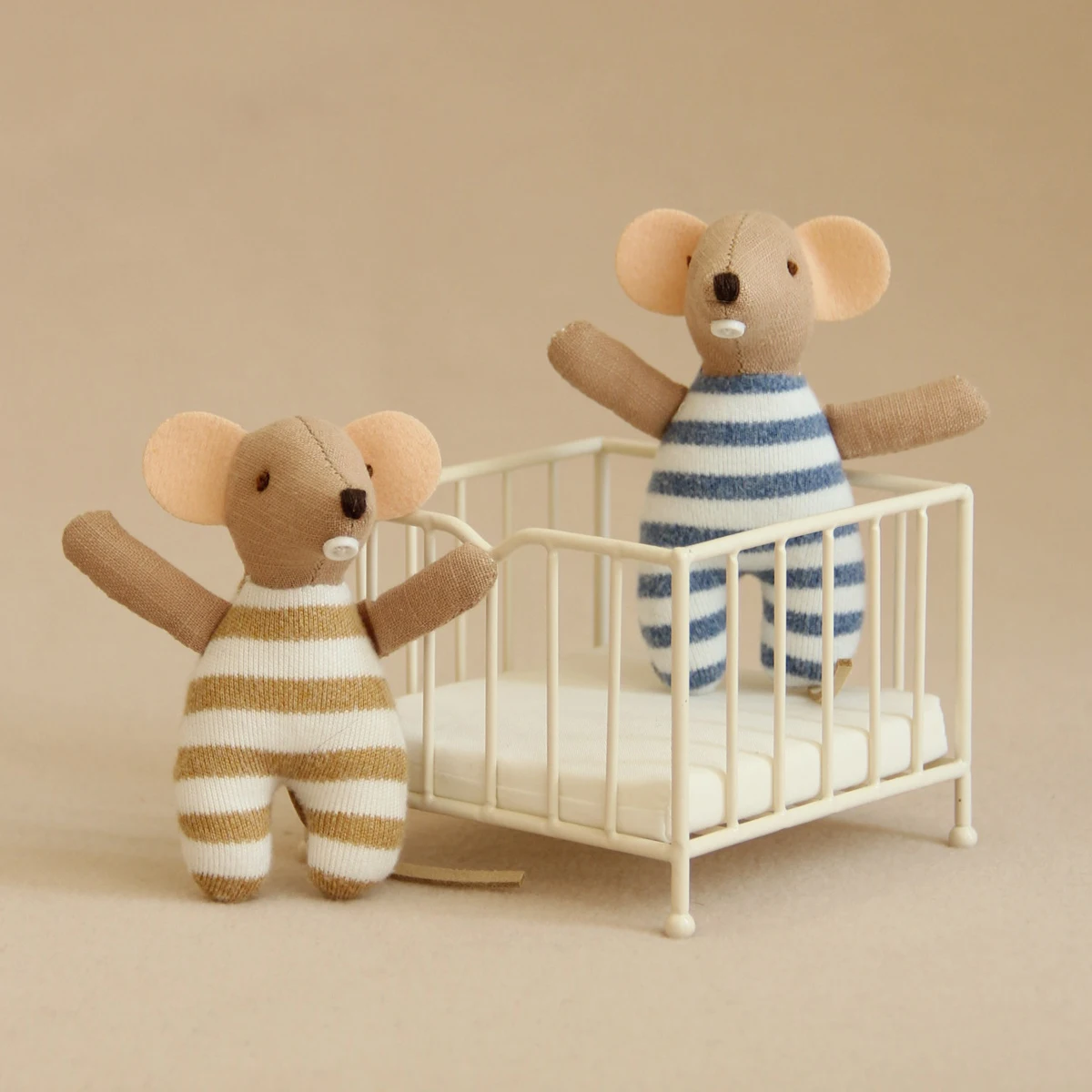 

1:12 миниатюрная искусственная мебель квадратная железная кроватка с сокровищем крысы подходит для Bjd Ob11 кукольный дом предметы интерьера подарок на день рождения