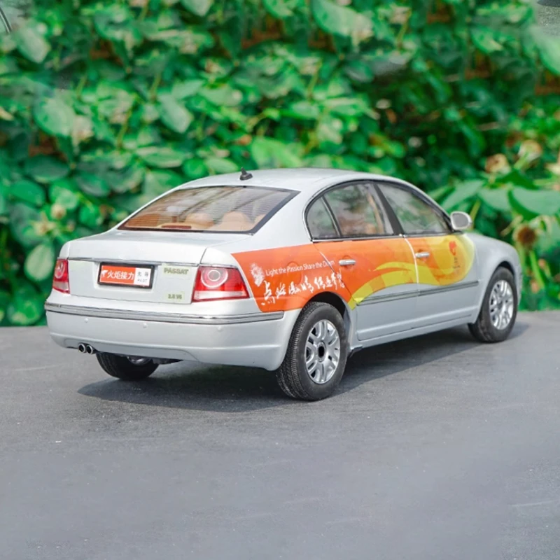 Diecast 1:18 Scale PASSAT Lingyu Alloy Car Model Finished Product Simulation Toy Collection Gift Static Model Souvenir