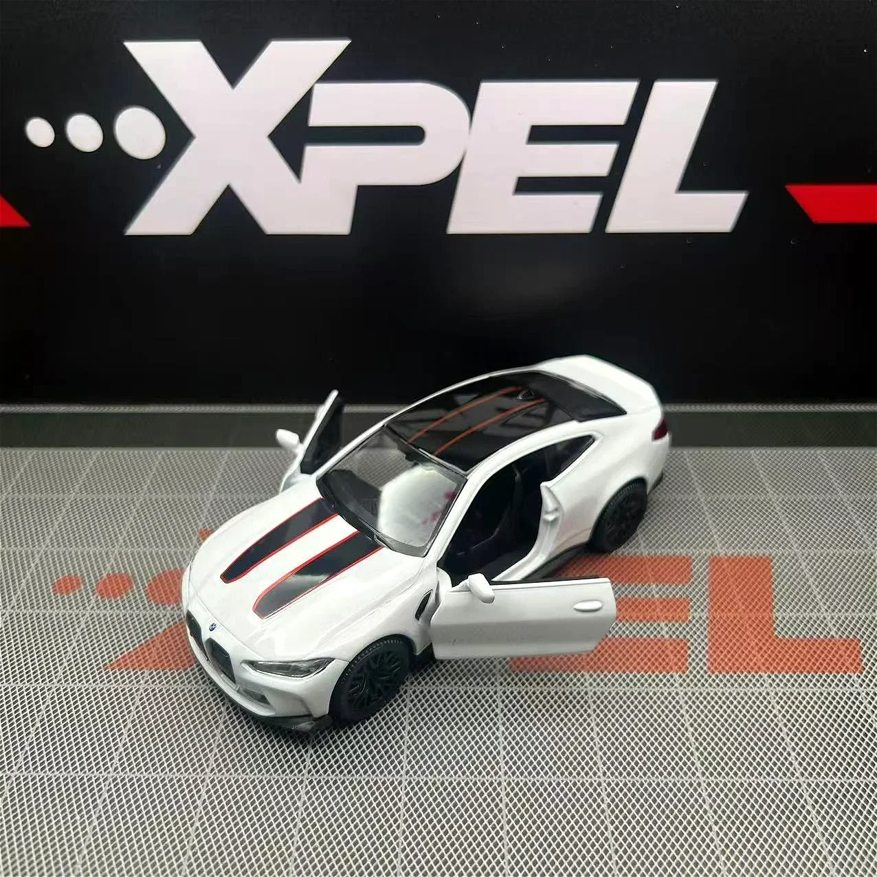 1/36 BMW M4 CSL G82 セダンおもちゃの車のミニチュアモデル RMZ CiTY フリーホイールプルバックダイキャスト合金コレクションギフト子供のための少年