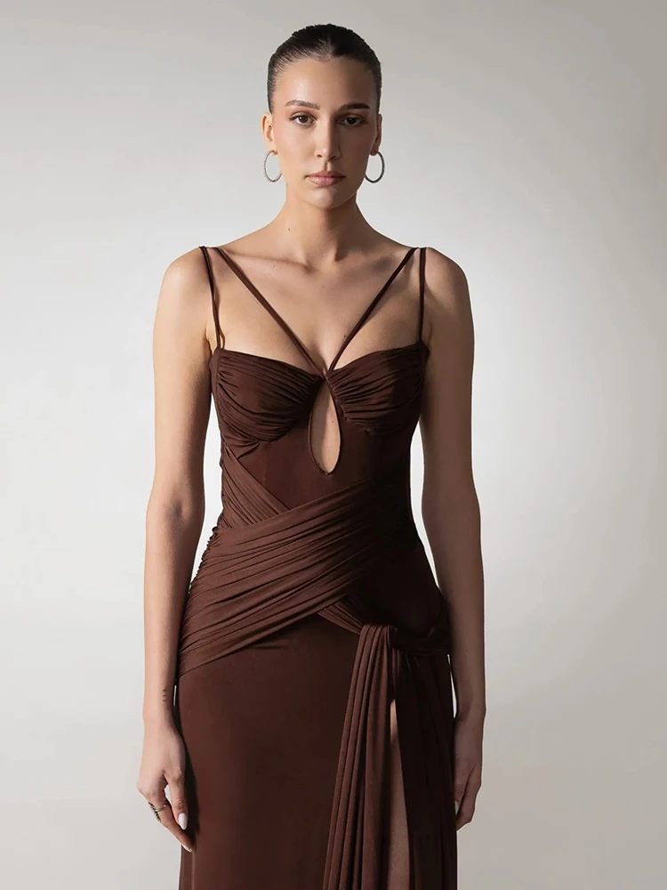 Vestido drapeado sem mangas com tiras marrom chocolate VC com fenda alta e detalhes recortados para vestido formal de festa de jantar