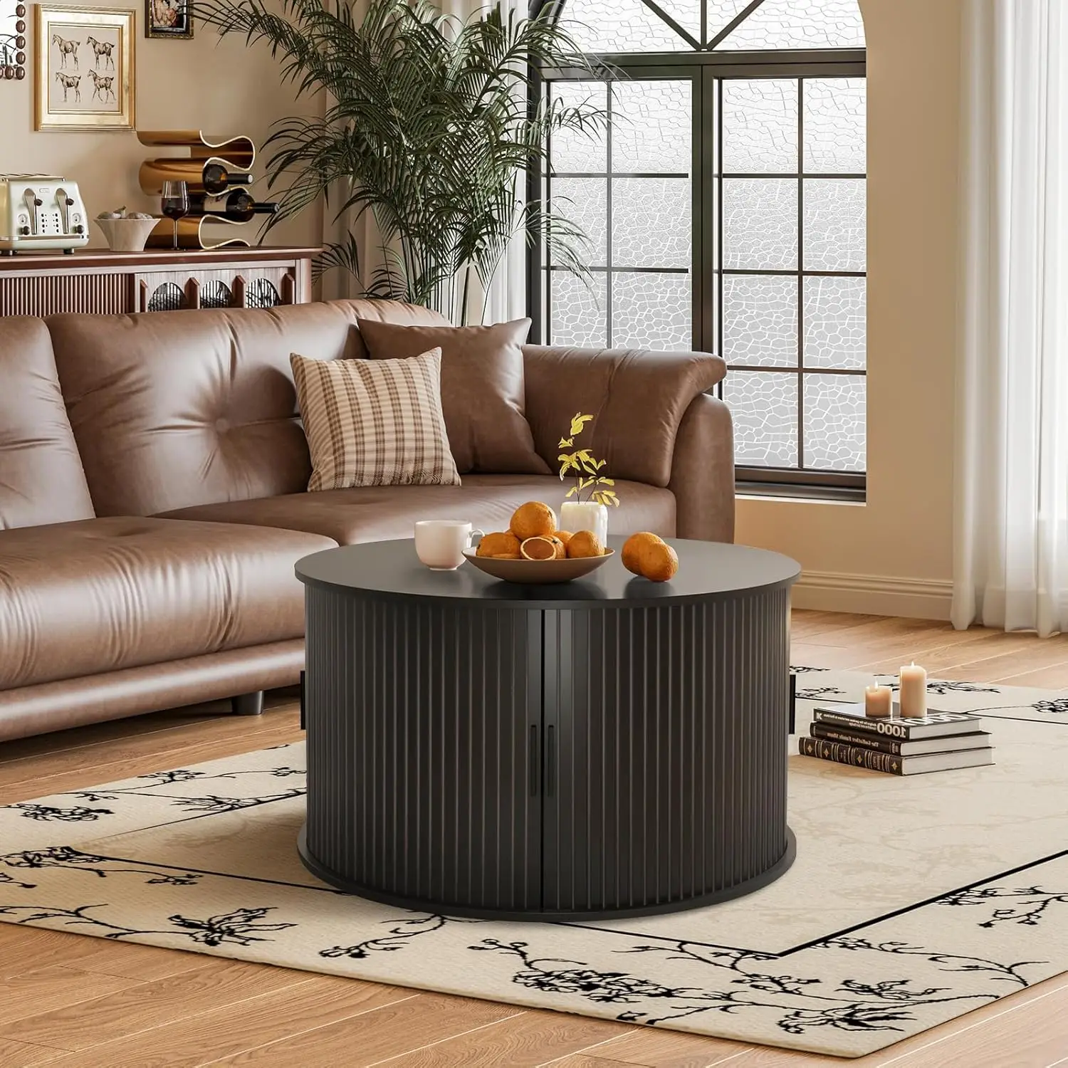 طاولة قهوة مستديرة للتخزين بأربعة مناطق، 31.5 بوصة مع 360 درجة °   باب منزلق منحني، لهجة خشبية مخددة ولمسة نهائية من خشب الجوز لغرفة المعيشة (B