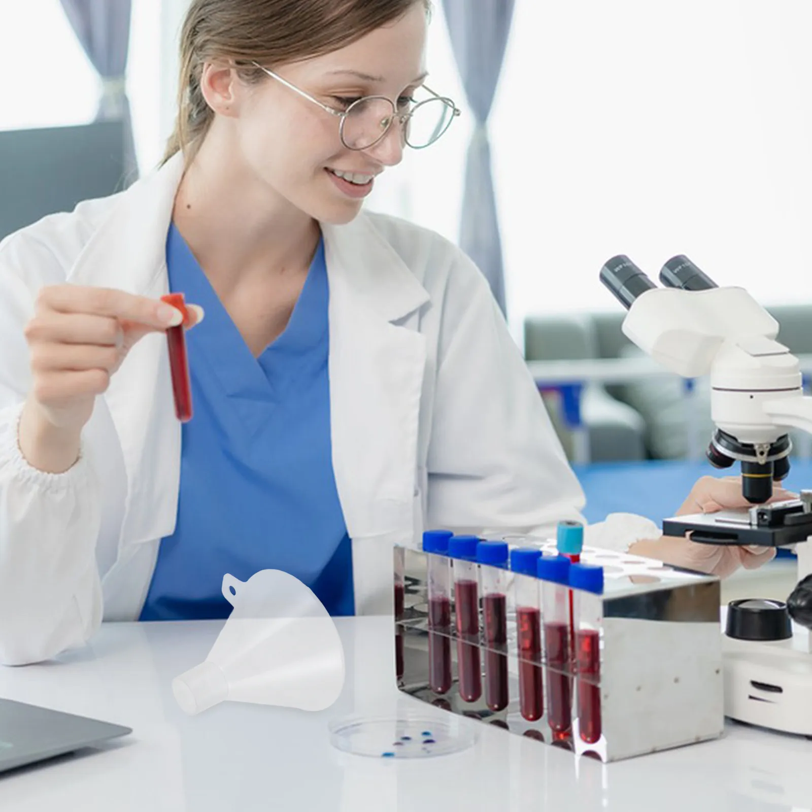 

Пластиковая лабораторная воронка из ПП с плоским дном для легкого переливания больших объемов реагентов, прозрачная