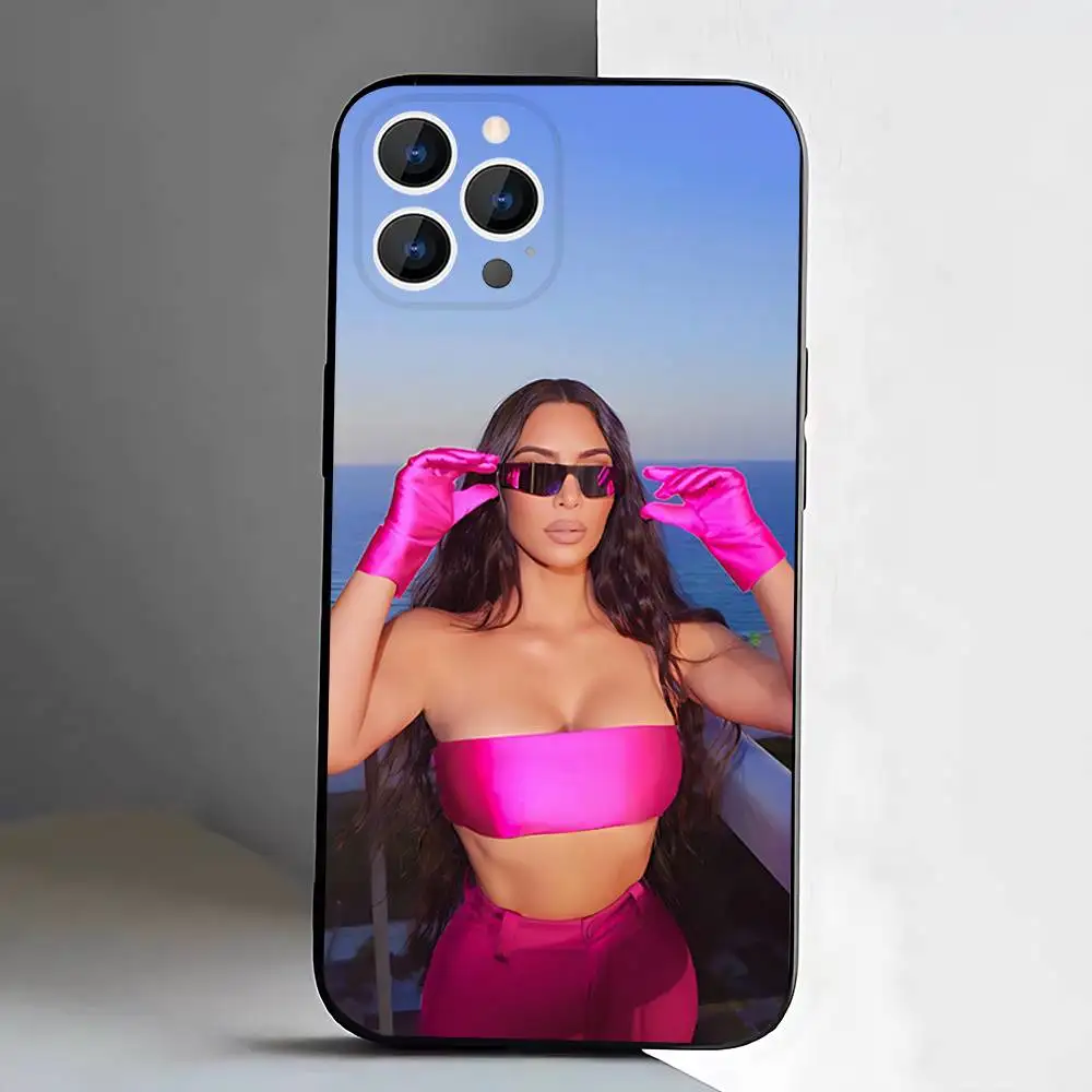 K-Kim K-Kardashians Capa de telefone engraçada para iPhone 17,16,15,14,13,12,11,Pro,XS,Max,XR,Plus,E,SE4,Mini capa macia preta