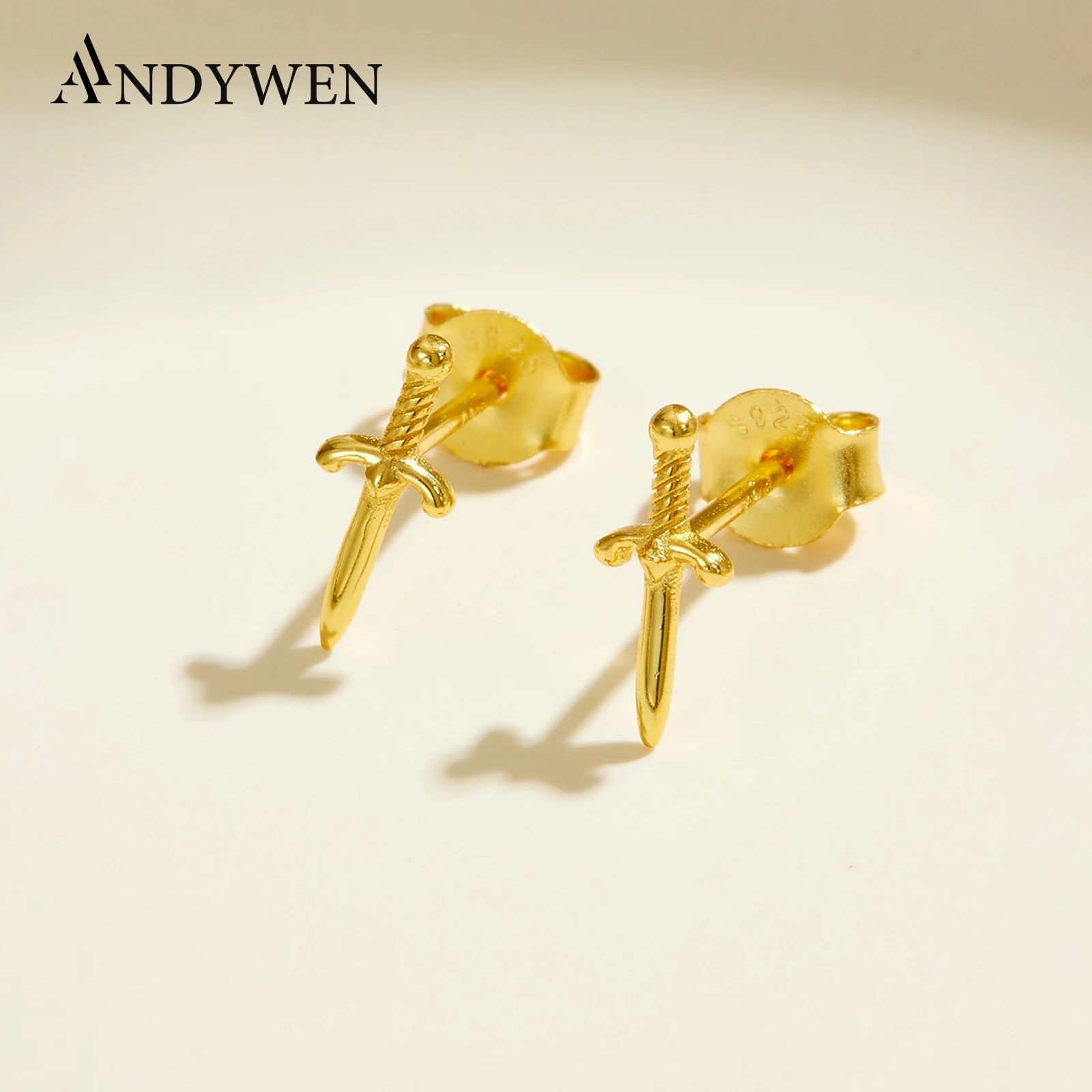 

ANDYWEN стерлингового серебра 925 пробы в форме меча, крошечные серьги-гвоздики, 2025 г., изящный модный подарок, женские изысканные повседневные ювелирные изделия